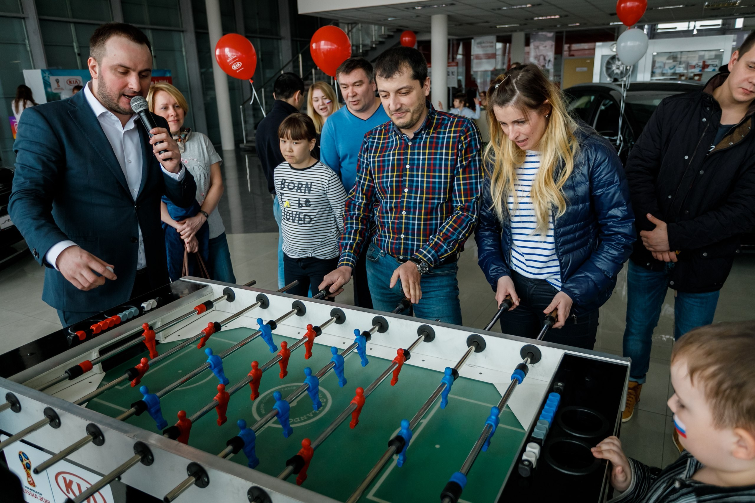 Розыгрыш билетов на ЧМ по футболу FIFA @ Киа Центр. Репортажный фотограф Максим Полянский. Москва, Санкт-Петербург, Красноярск