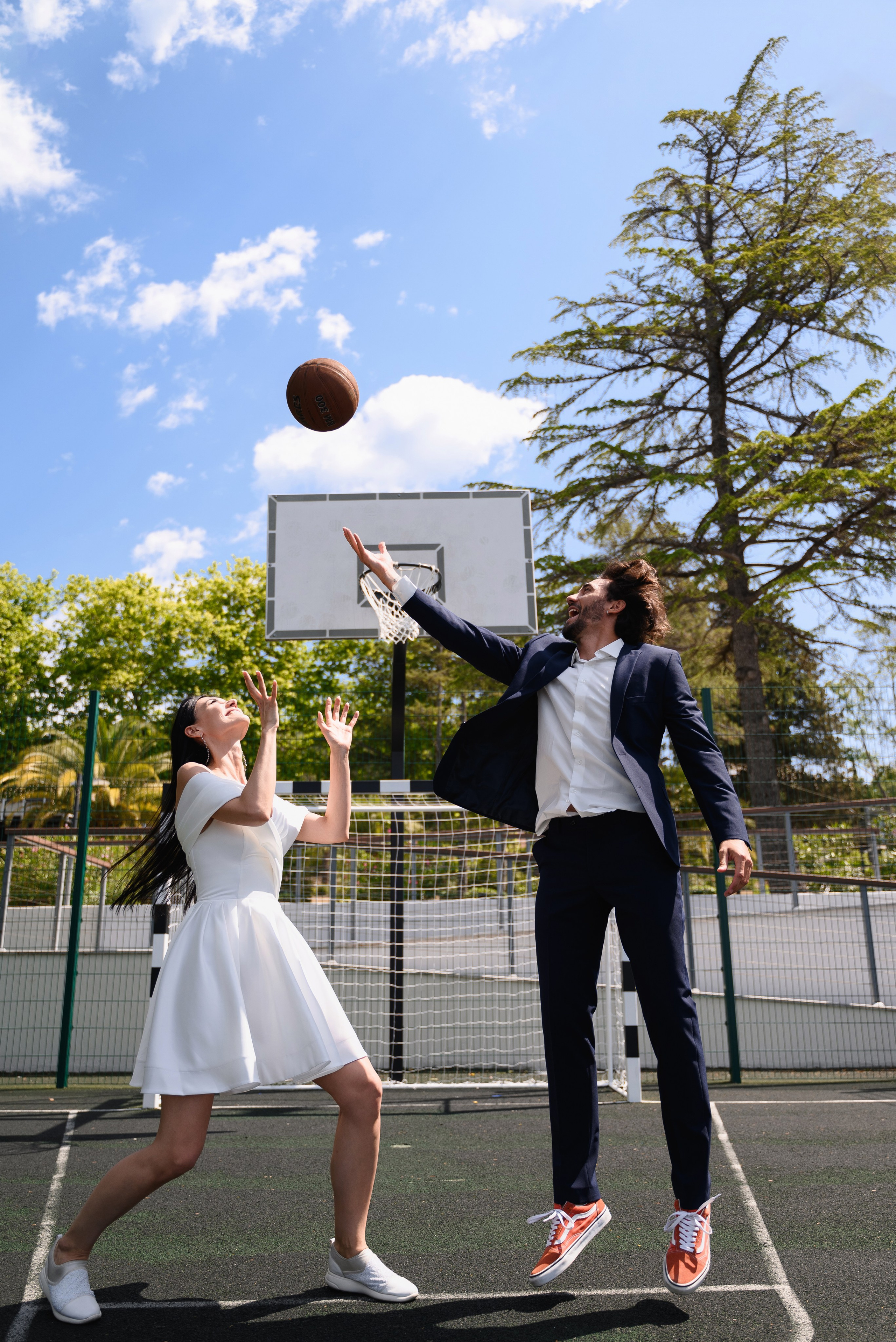 Съемка, отражающая романтику свадебного дня Сочи баскетбольной площадке