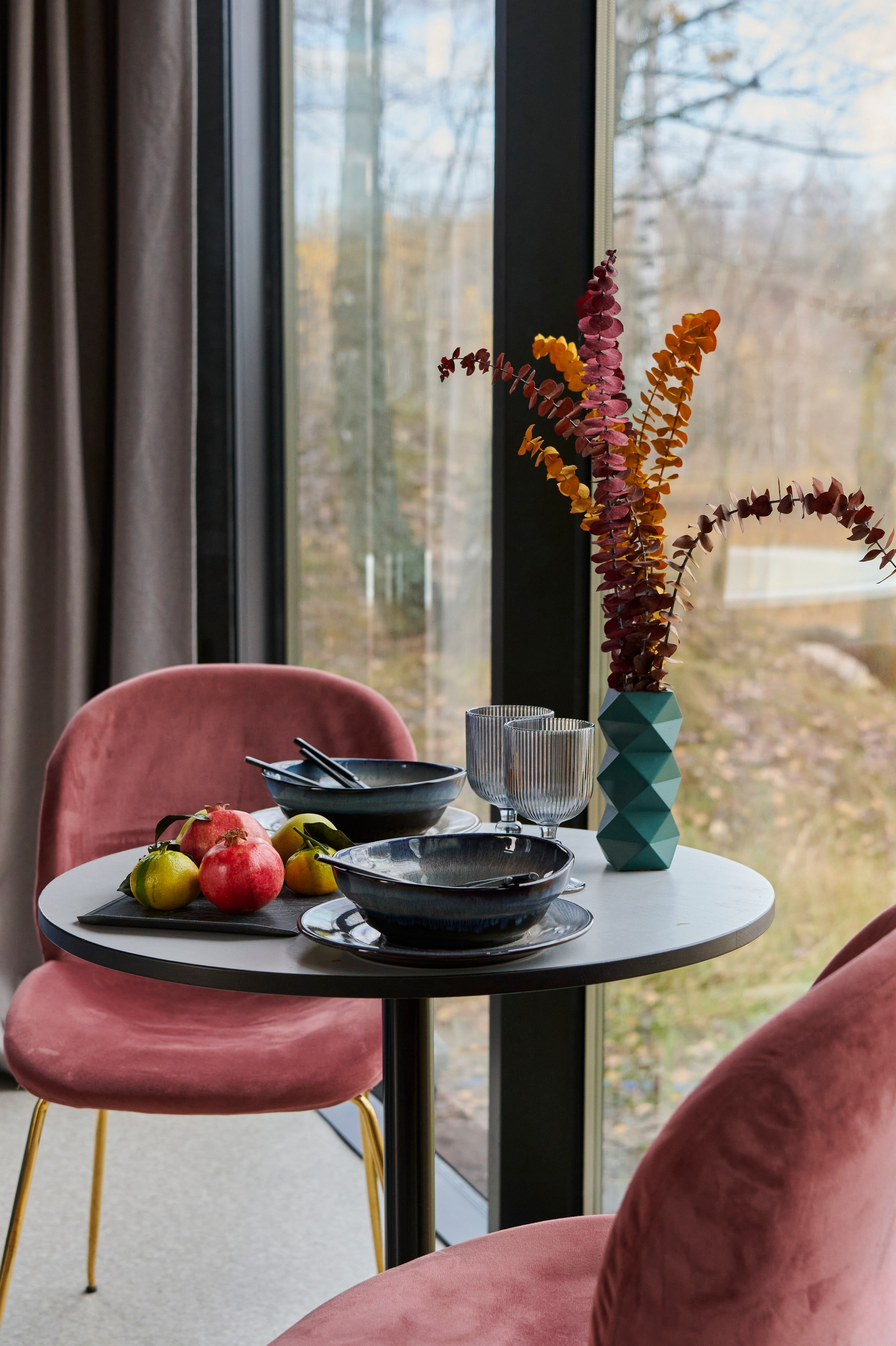 Столик у окна: фрукты, посуда, ваза, утренний свет.