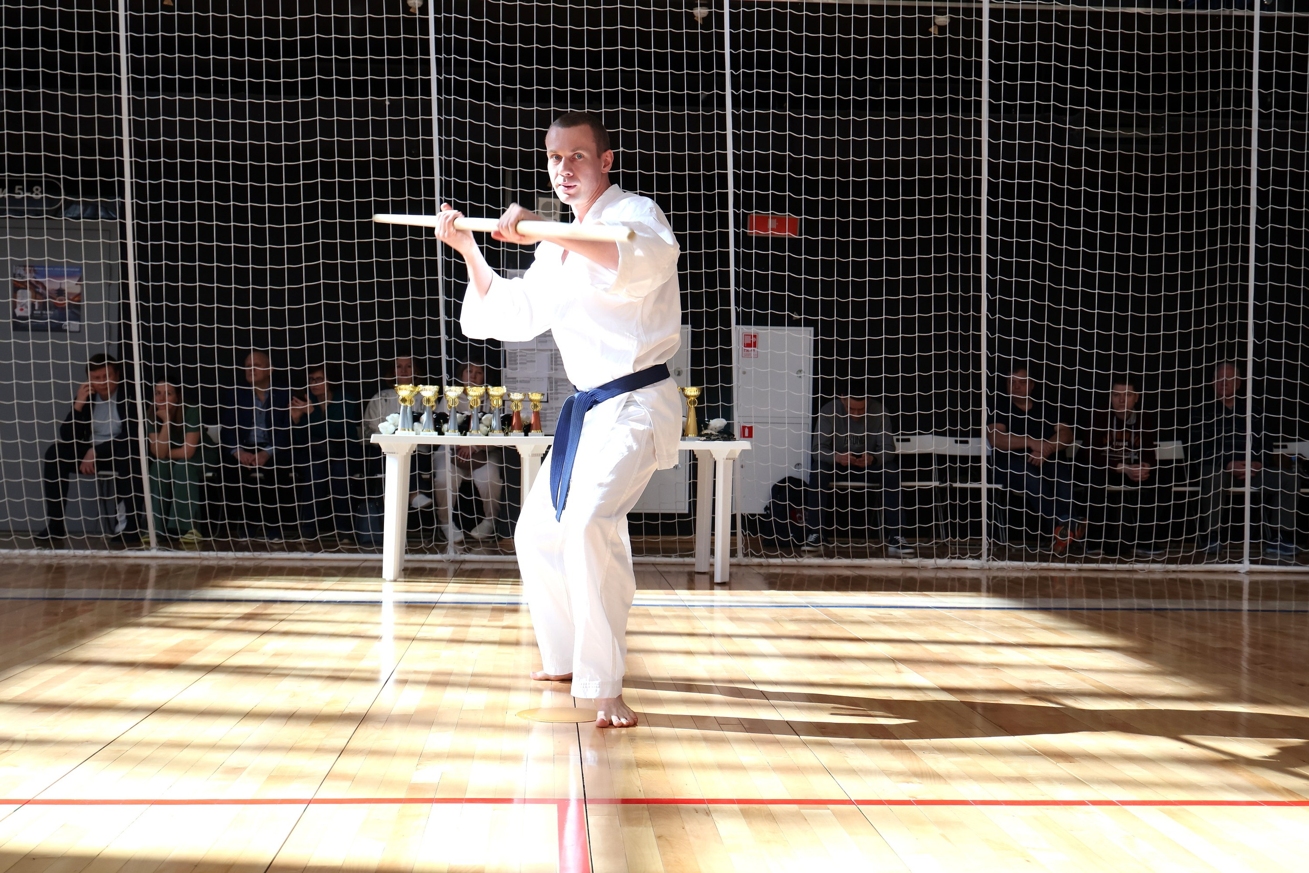 Показательные выступления с оружием участников соревнований по окинава катаре на стадионе Торпедо