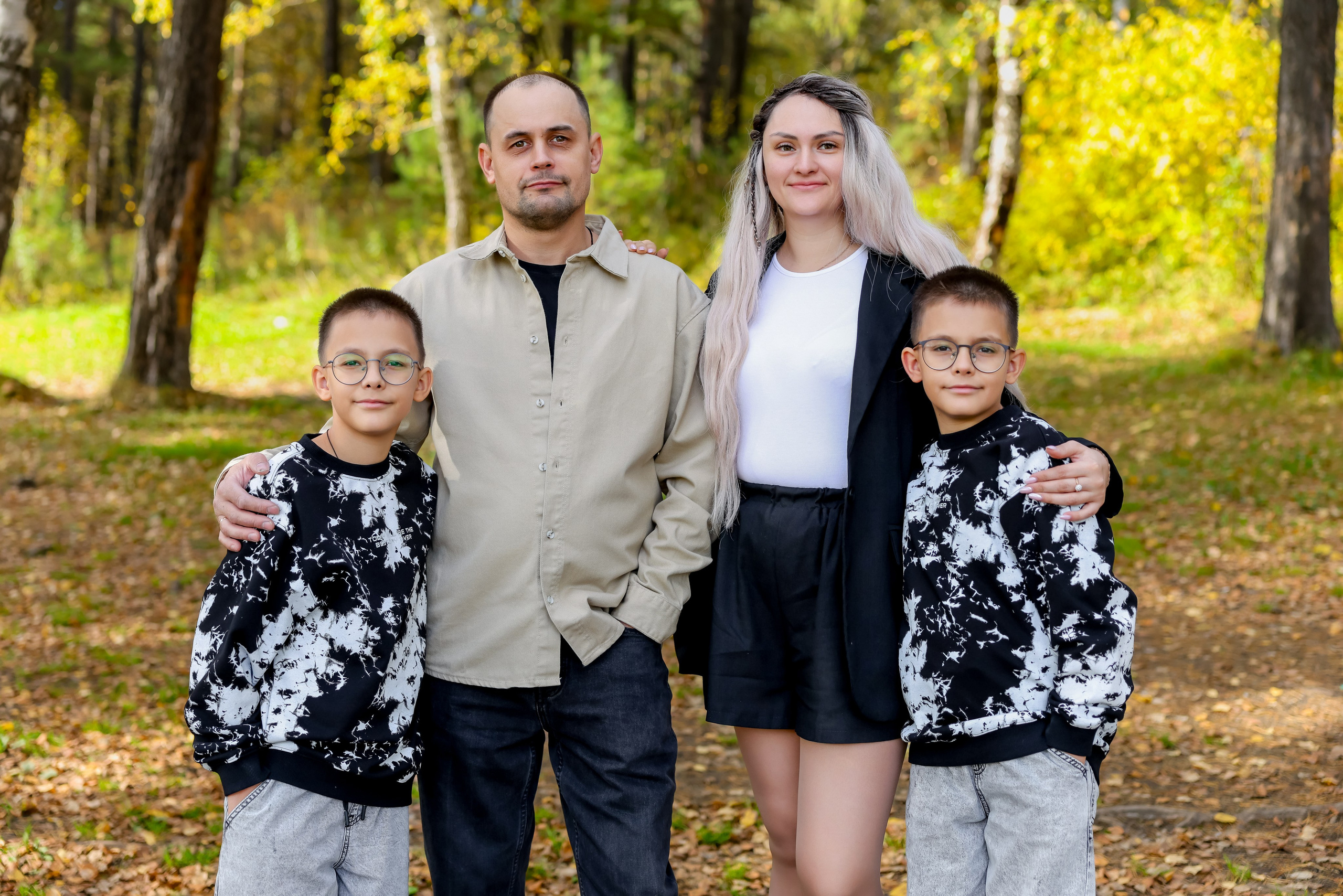 Семейная осенняя прогулочная фотосессия 2025
