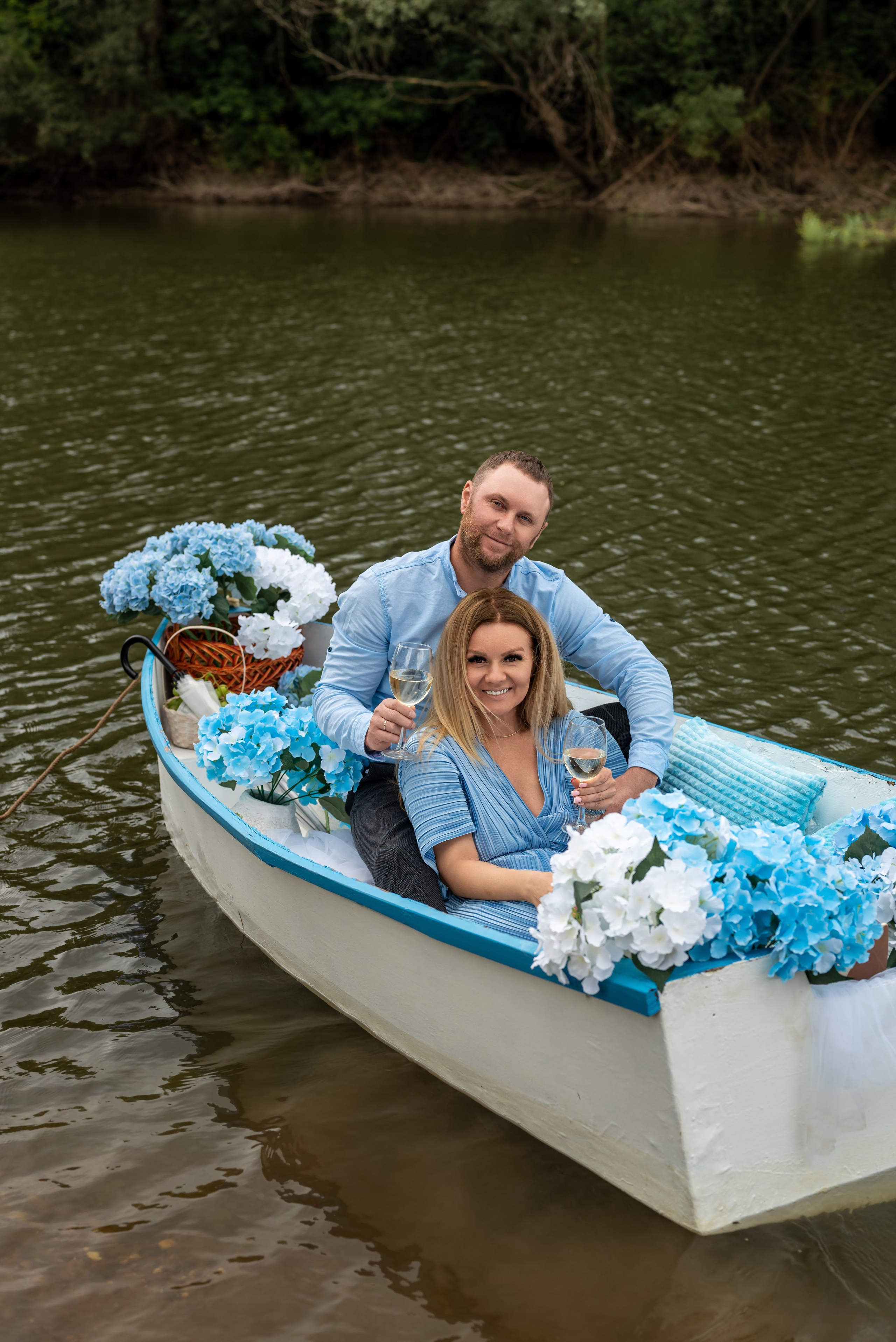 Фотопроект на лодке с голубыми гортензиями. Фотограф в городе Салават
