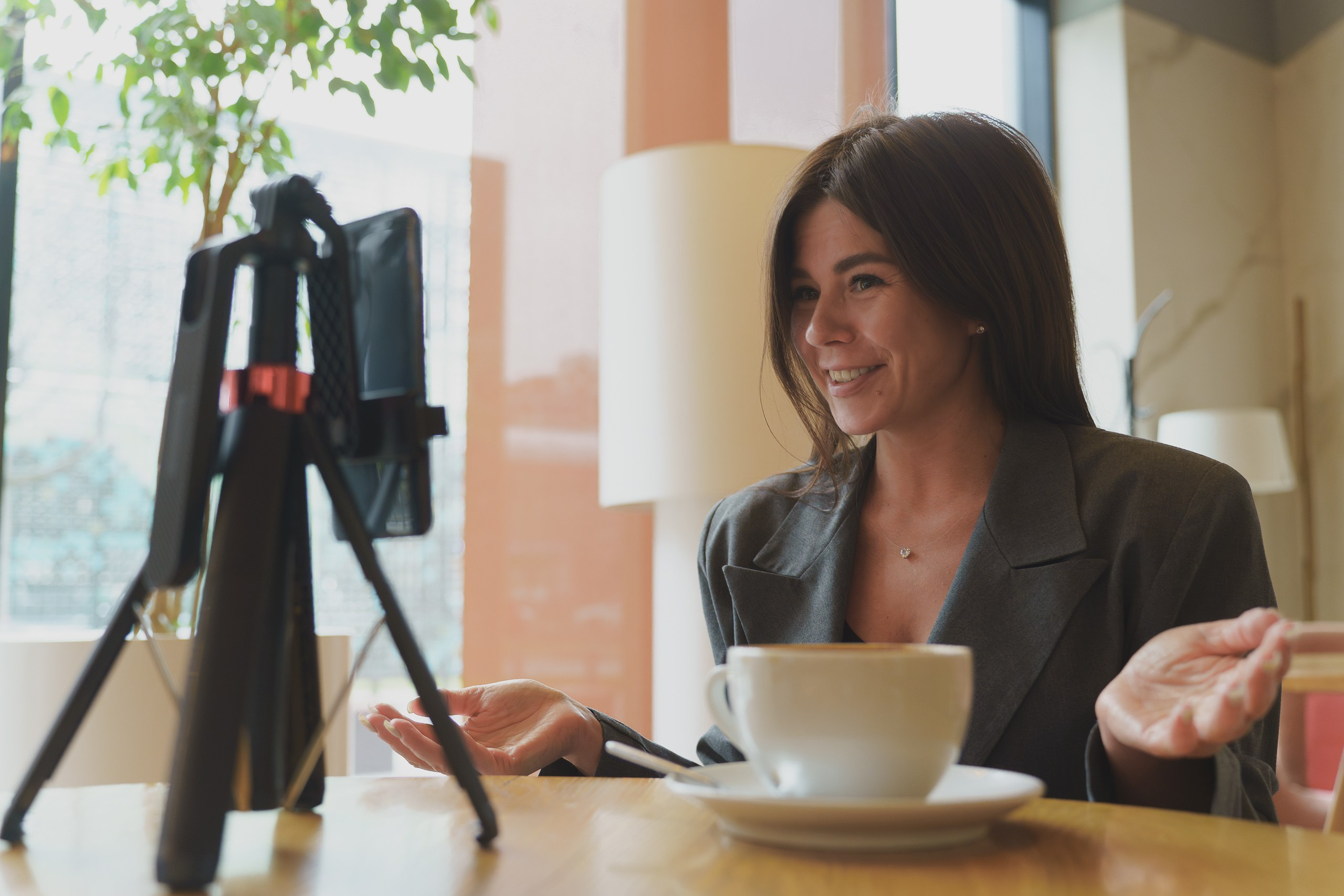 Портреты в кафе — стильные бизнес-портреты для блогера | Профессиональный портретный фотограф Екатеринбург