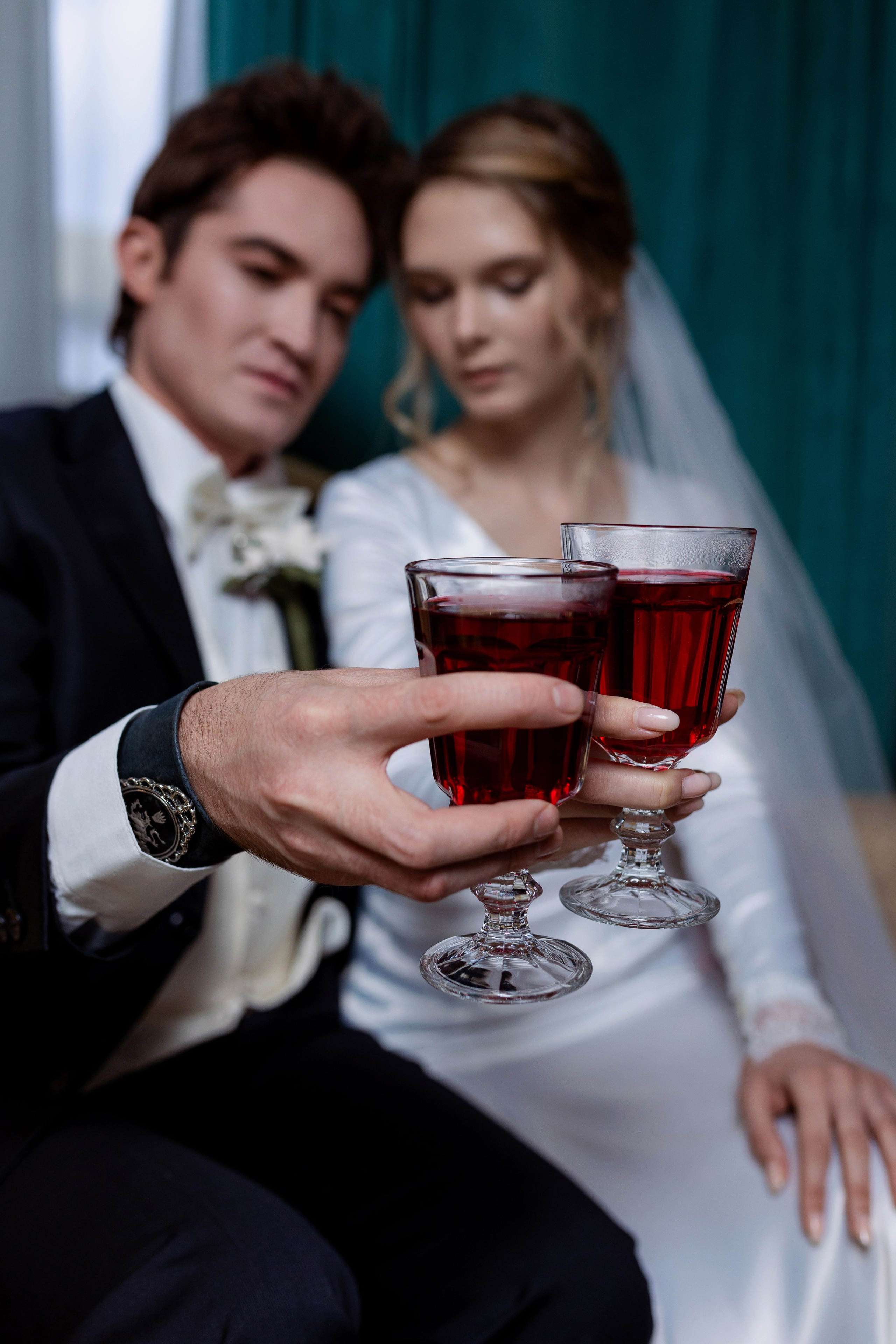 Бокалы в руках  жениха и невесты крупным планом