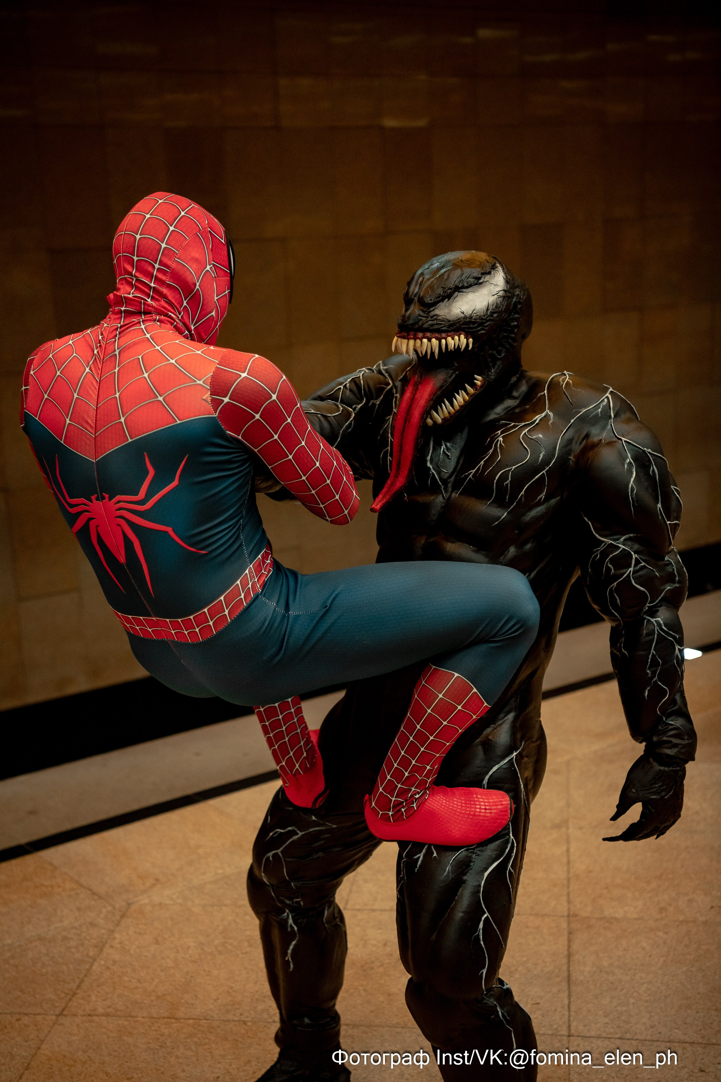 Человек паук и Веном в метро ЕКБ. Фомина Елена Свадебный и семейный фотограф