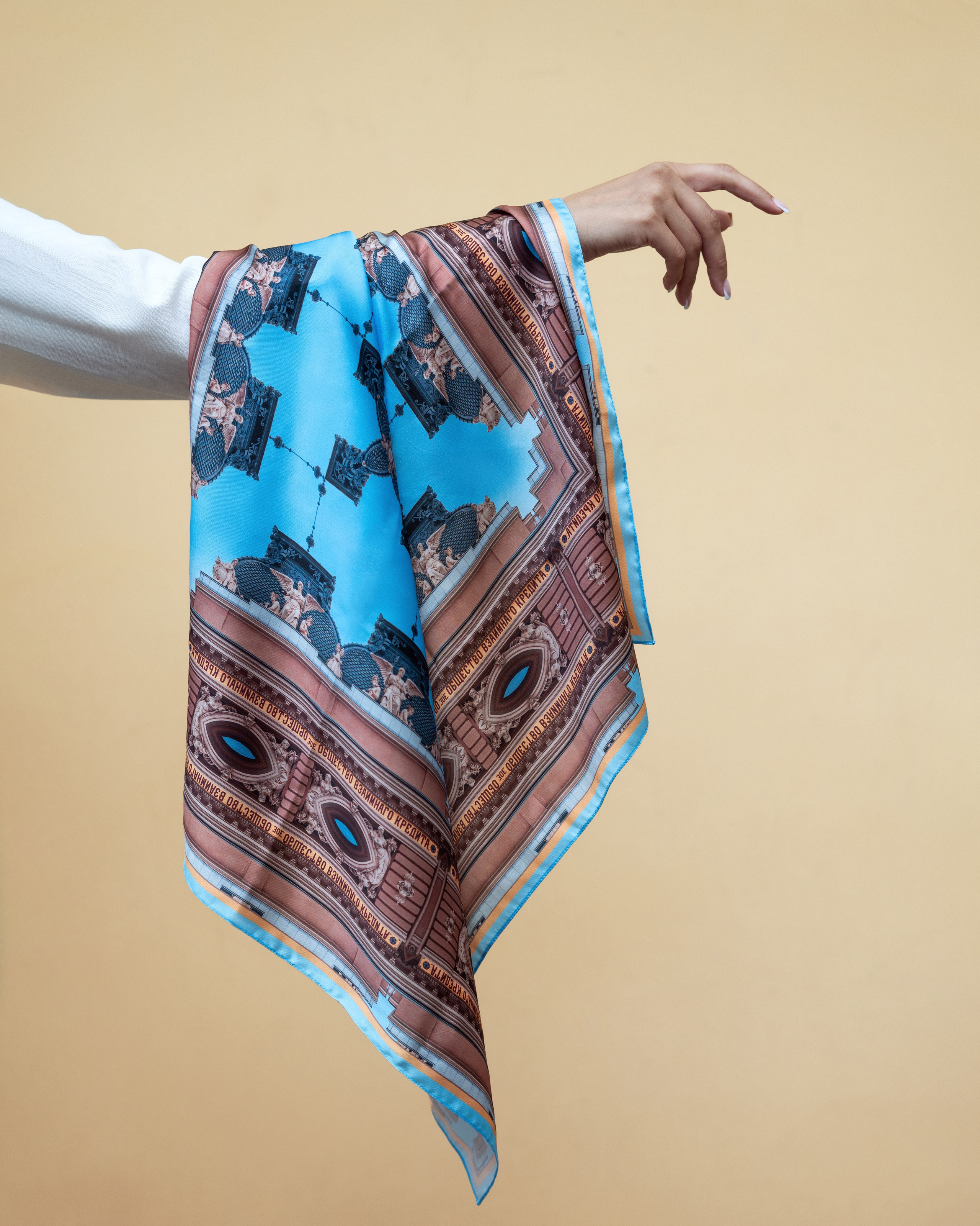 шелковый платок от Serafim Cristofari на руке