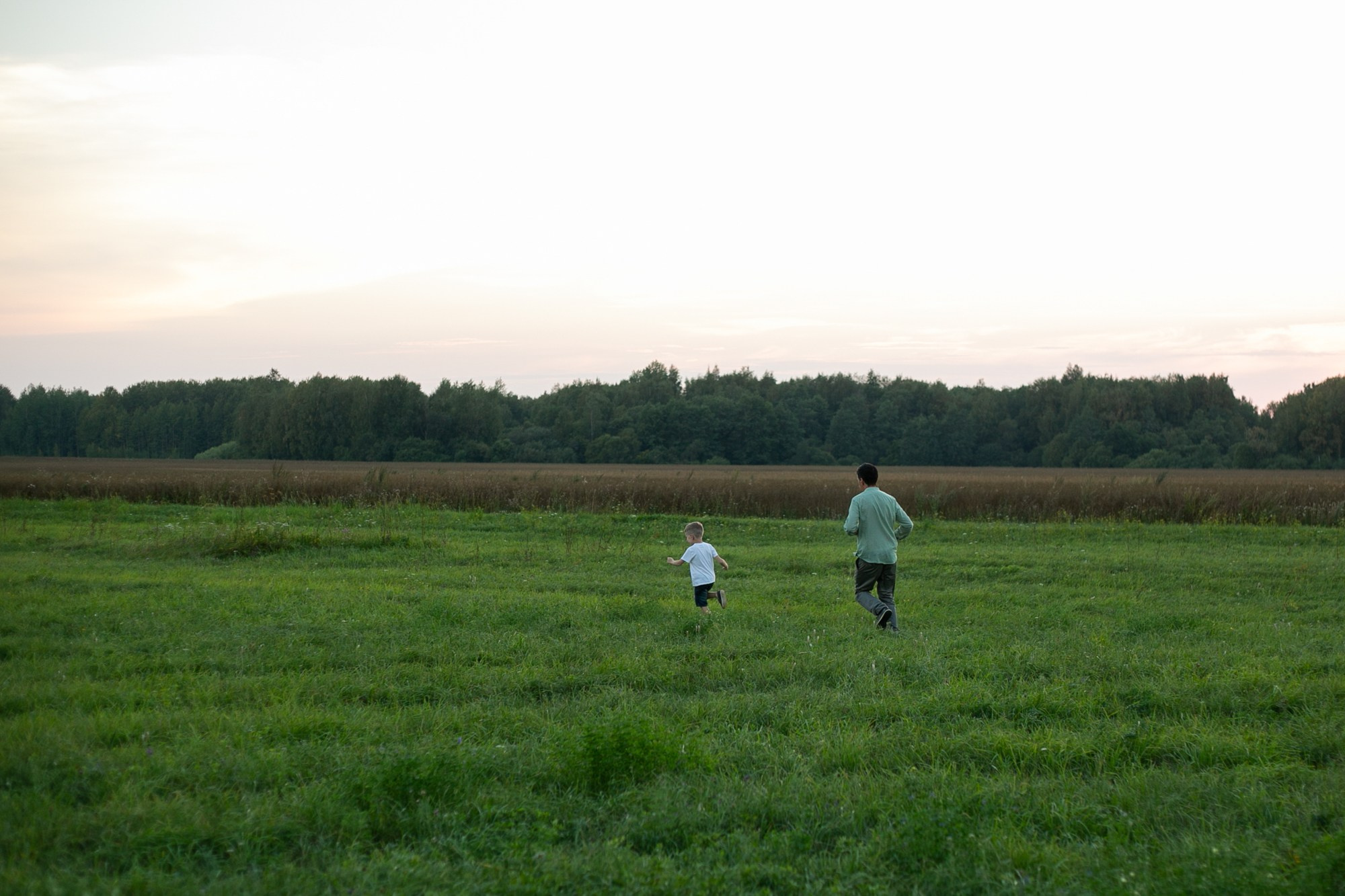 Отец и сын (съёмка на поле). Семейный фотограф в Нарве Эля Калиниченко