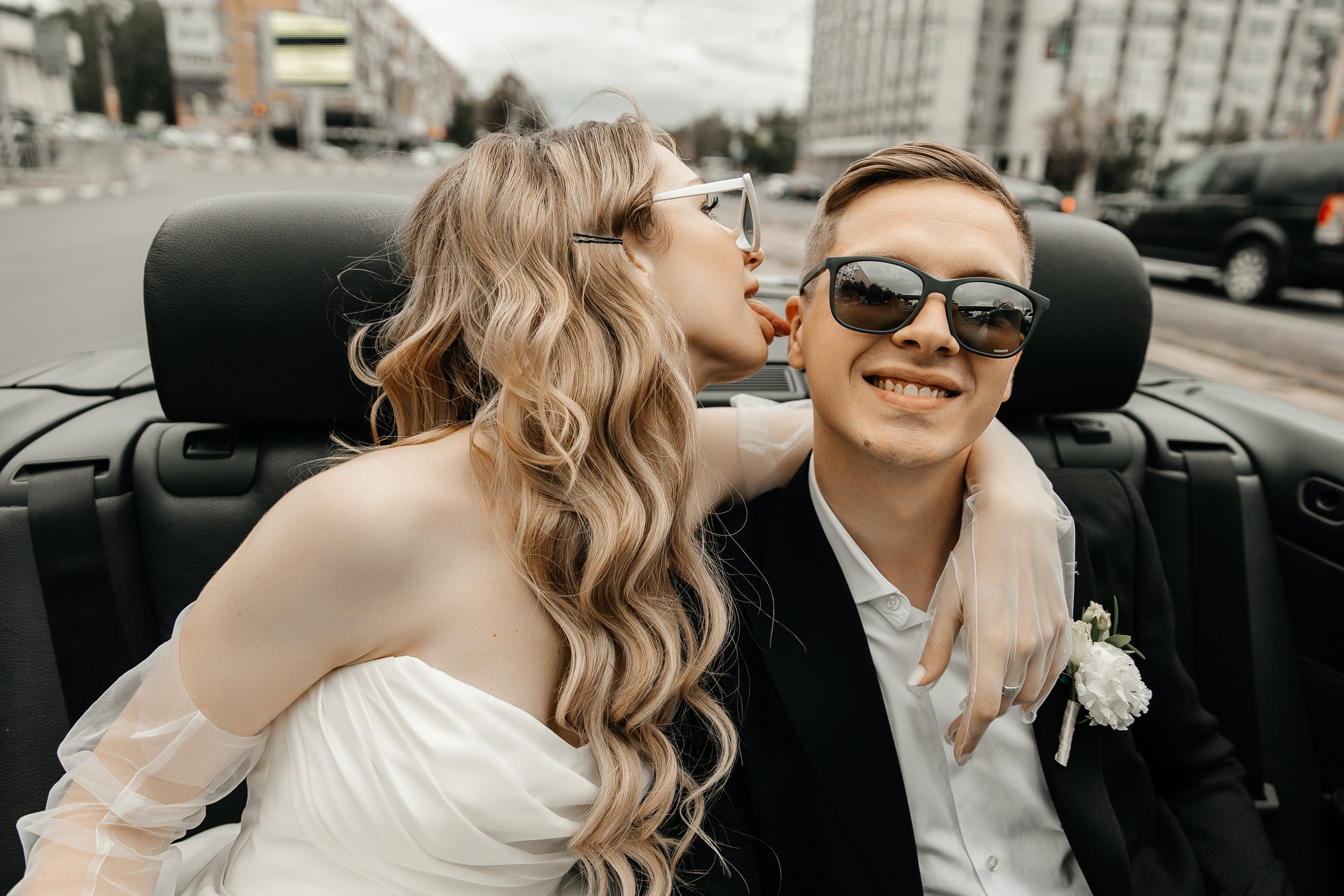 Здравствуйте! Я&nbsp;свадебный фотограф из&nbsp;Ульяновска, работаю в&nbsp;том числе по&nbsp;всей России и&nbsp;с&nbsp;выездом за&nbsp;границу. Снимаю свадьбы, lovestory, корпоративы, светский репортаж. Провожу обучение по&nbsp;фотографии, мастер-классы и&nbsp;воркшопы для других фотографов.