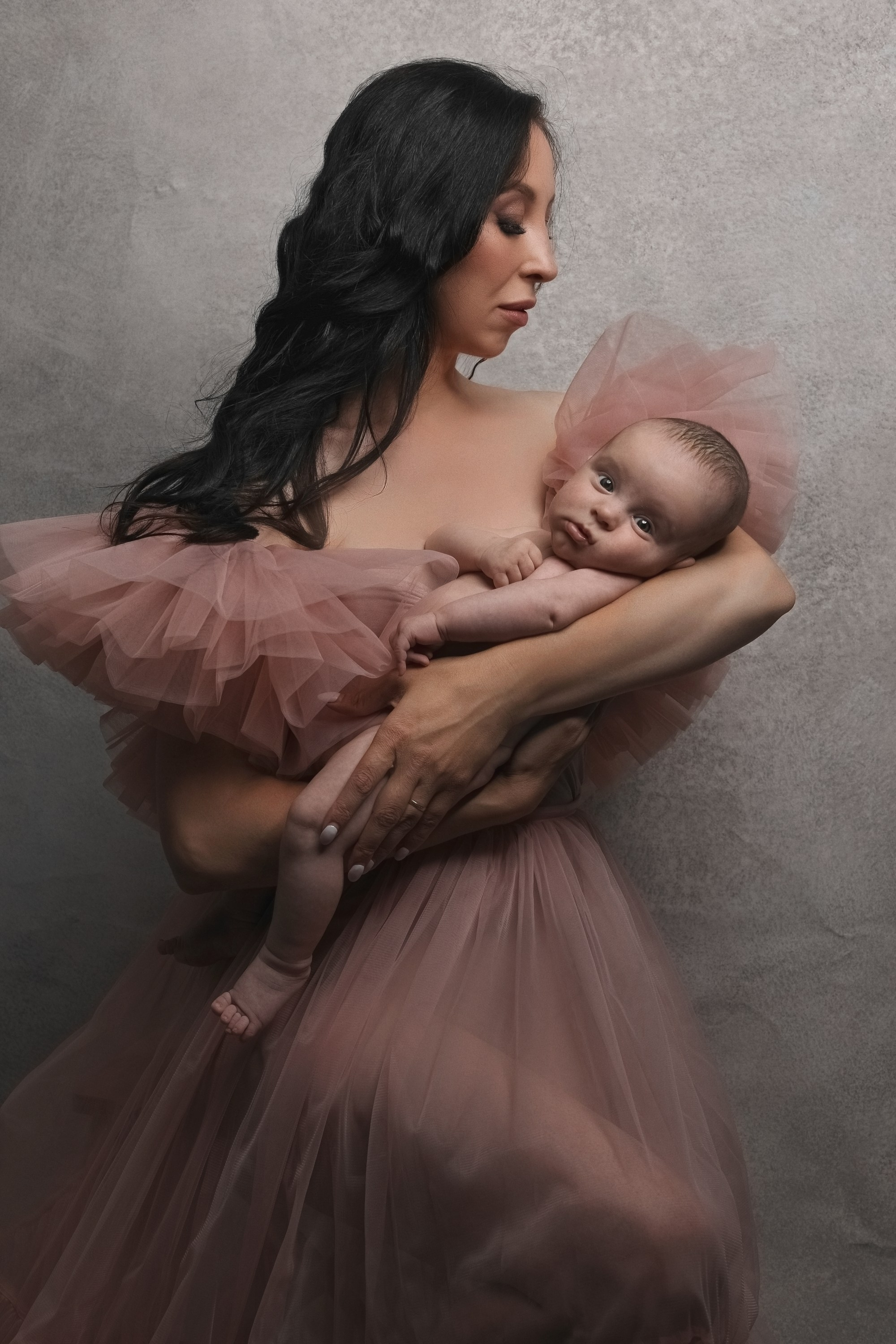 фотосессия матери с ребенком на руках, фотография маминых объятий, женщина с ребенком, мамины руки, красивое платье на маме с ребенком на руках