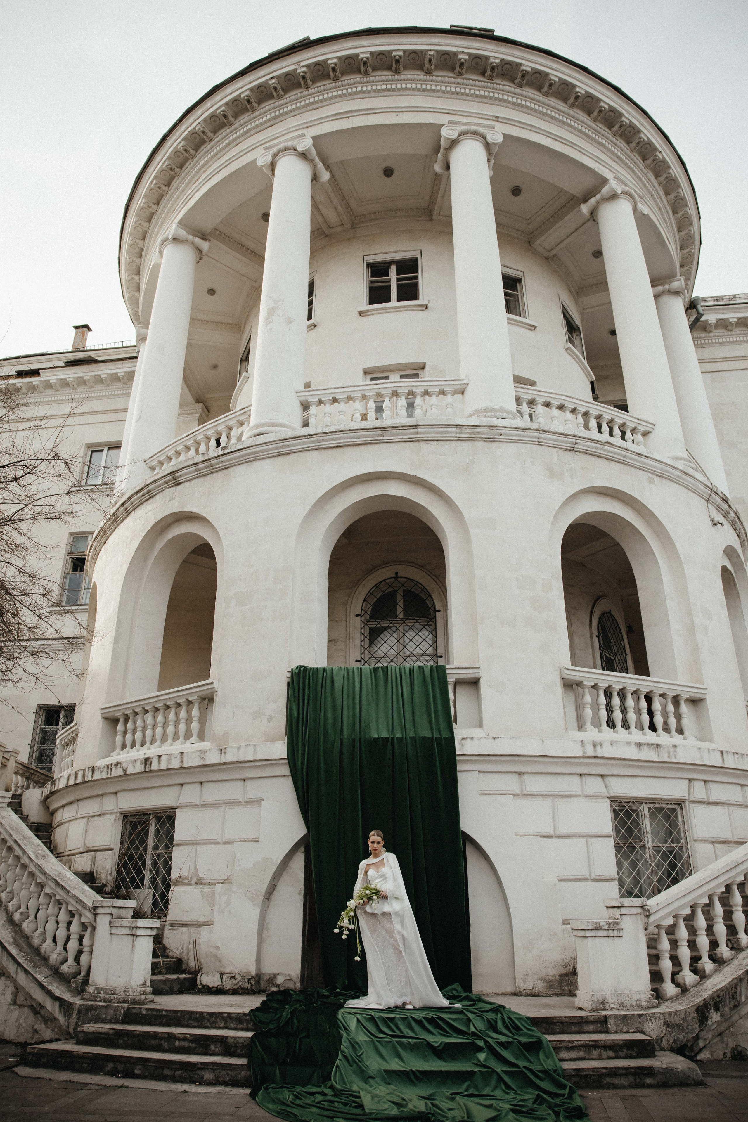Счастливая пара позирует на свадебной фотосессии на фоне зеленой ткани в театре ,фэшн съемка ,топ 100 — свадебный фотограф Алена МежевоваСчастливая пара позирует на свадебной фотосессии на фоне зеленой ткани в театре ,фэшн съемка ,топ 100 — свадебный фотограф Алена Межевова