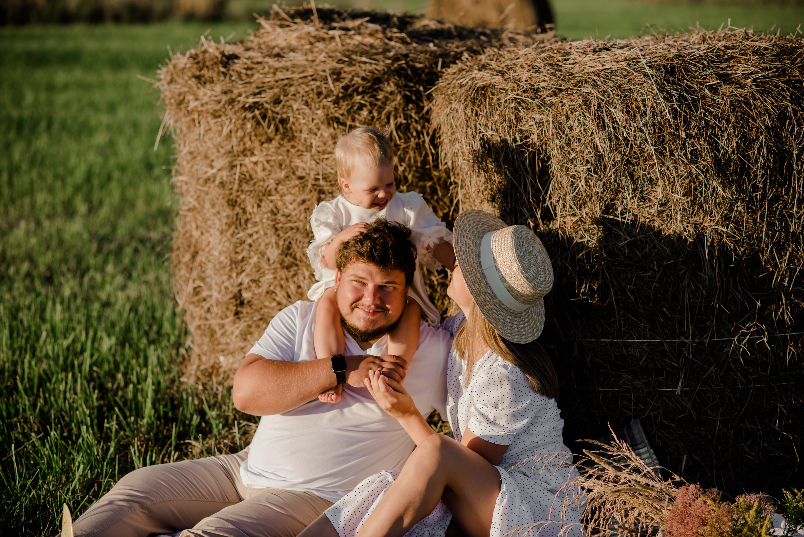 Семья в поле. Свадебный и семейный фотограф Евгения Кононова