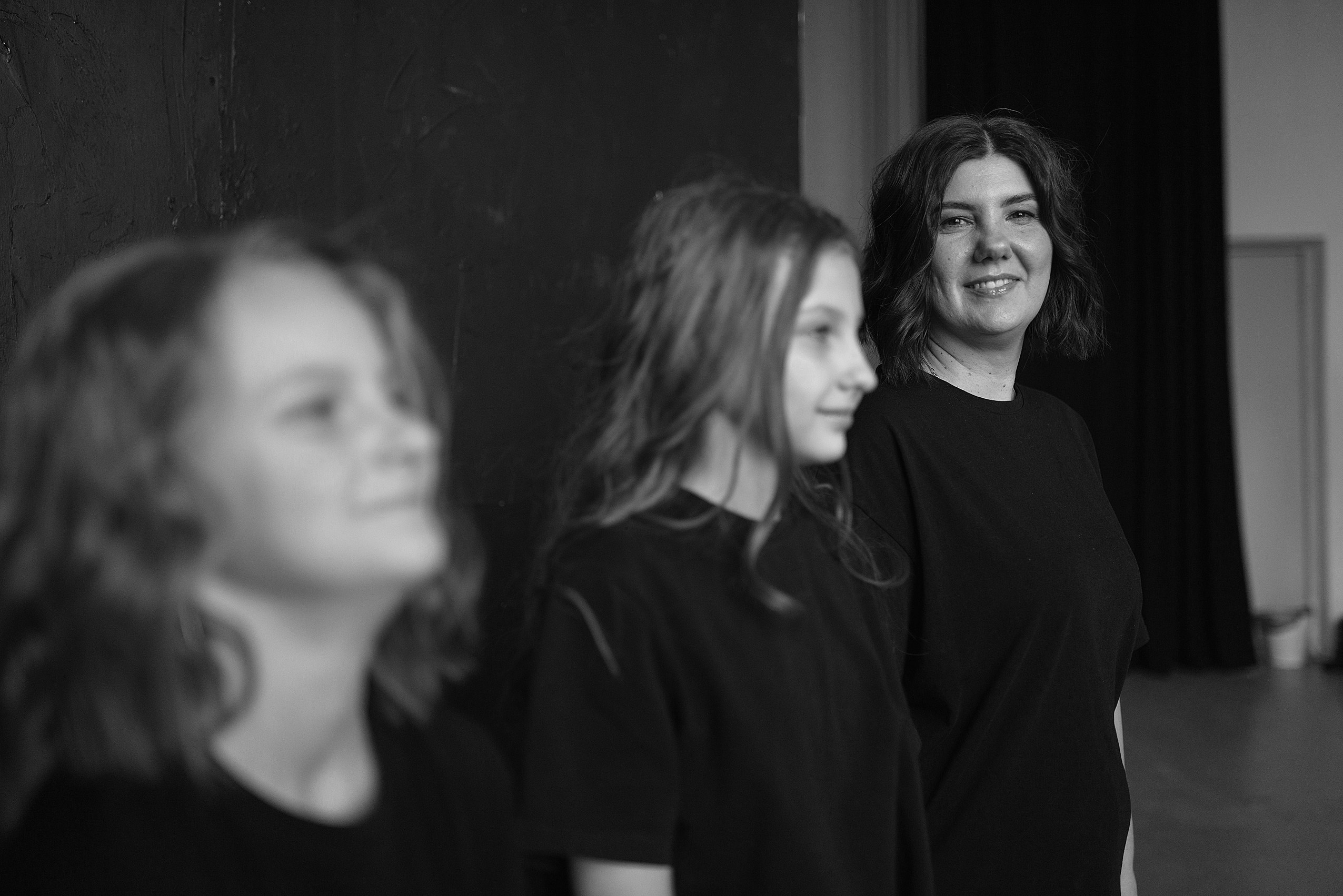 Фотосессия мама с дочками в стиле минимализм. Семейный фотограф Дарья Едапина Новосибирск. Фотограф Дарья Едапина Новосибирск