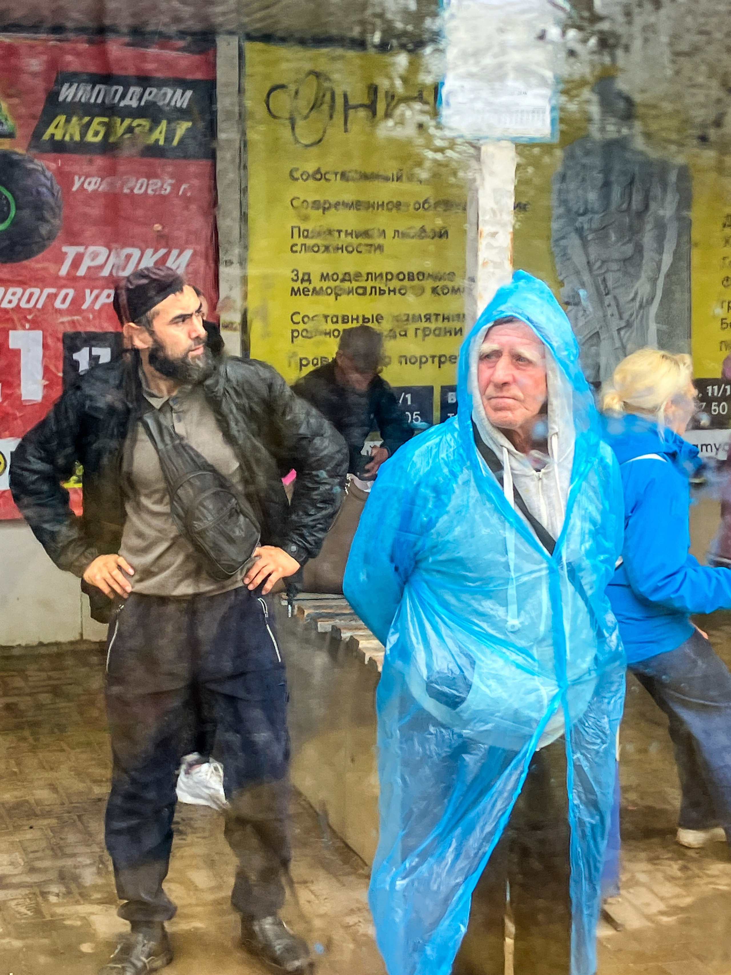 Мужчины стоят на остановке Школьная в Уфе