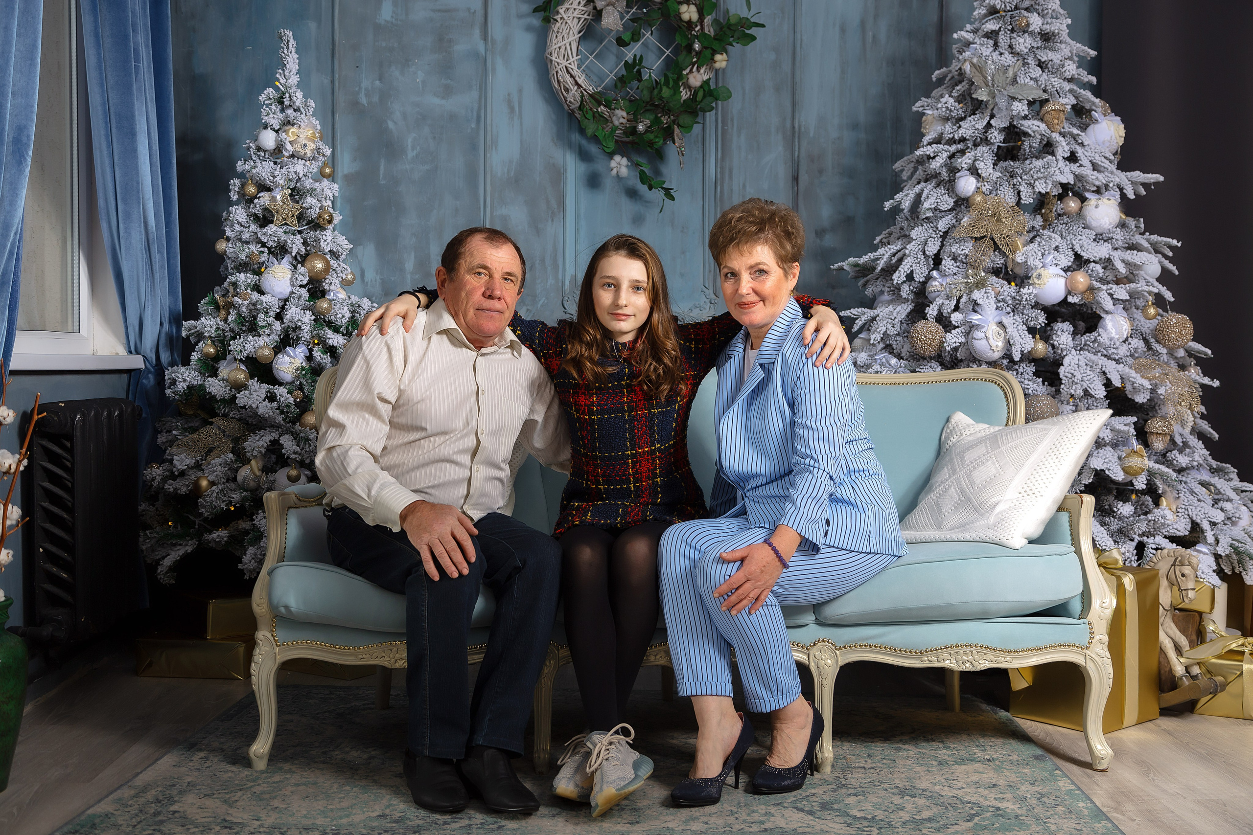 Новогодняя семейная фотосессия в студии в Волгодонске