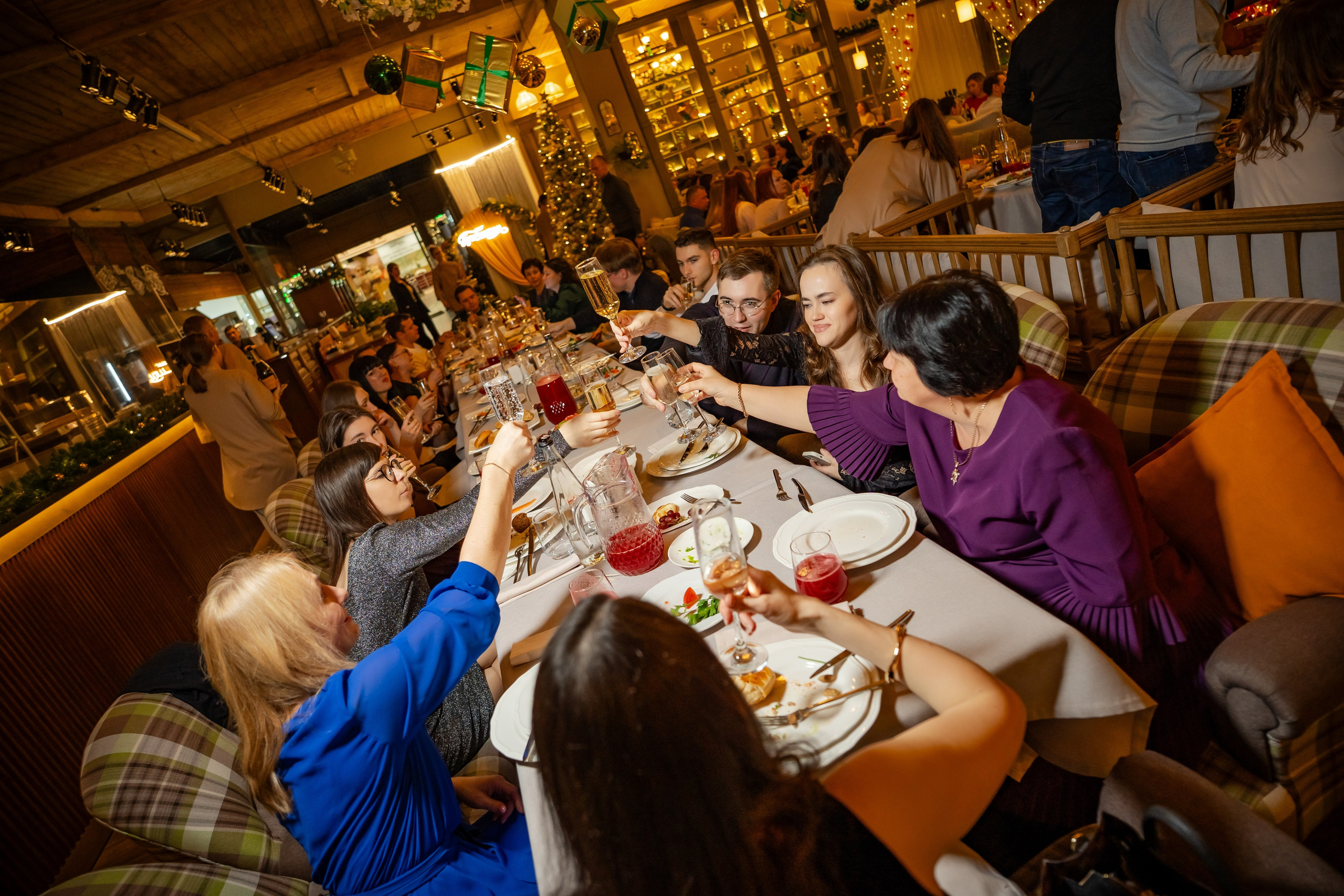 Сборные корпоративы в ресторане «Плюшкин» Декабрь 2025. Фотограф Александр Вишняков