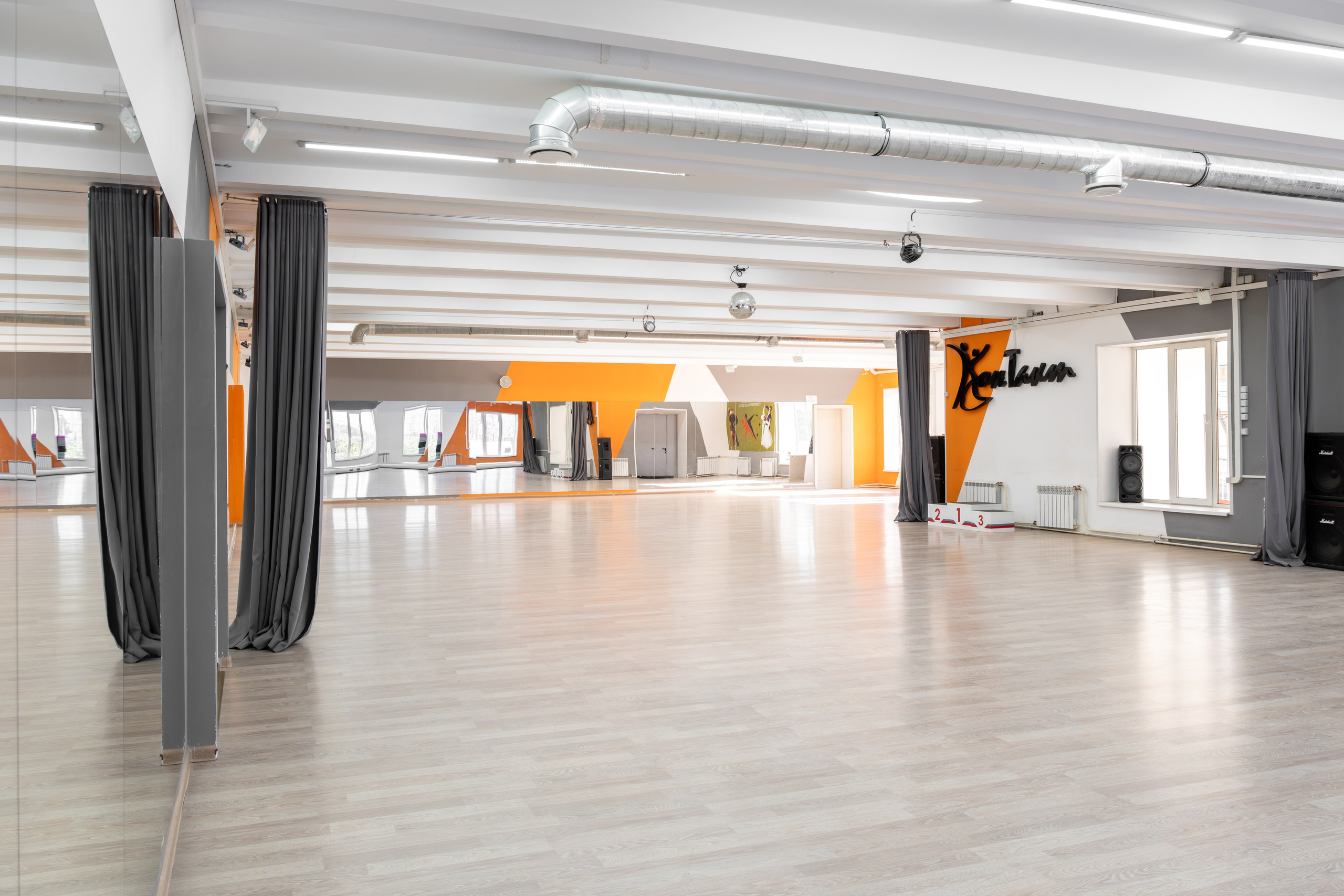 Наш зал. КонТакт — спортивные бальные танцы в Москве