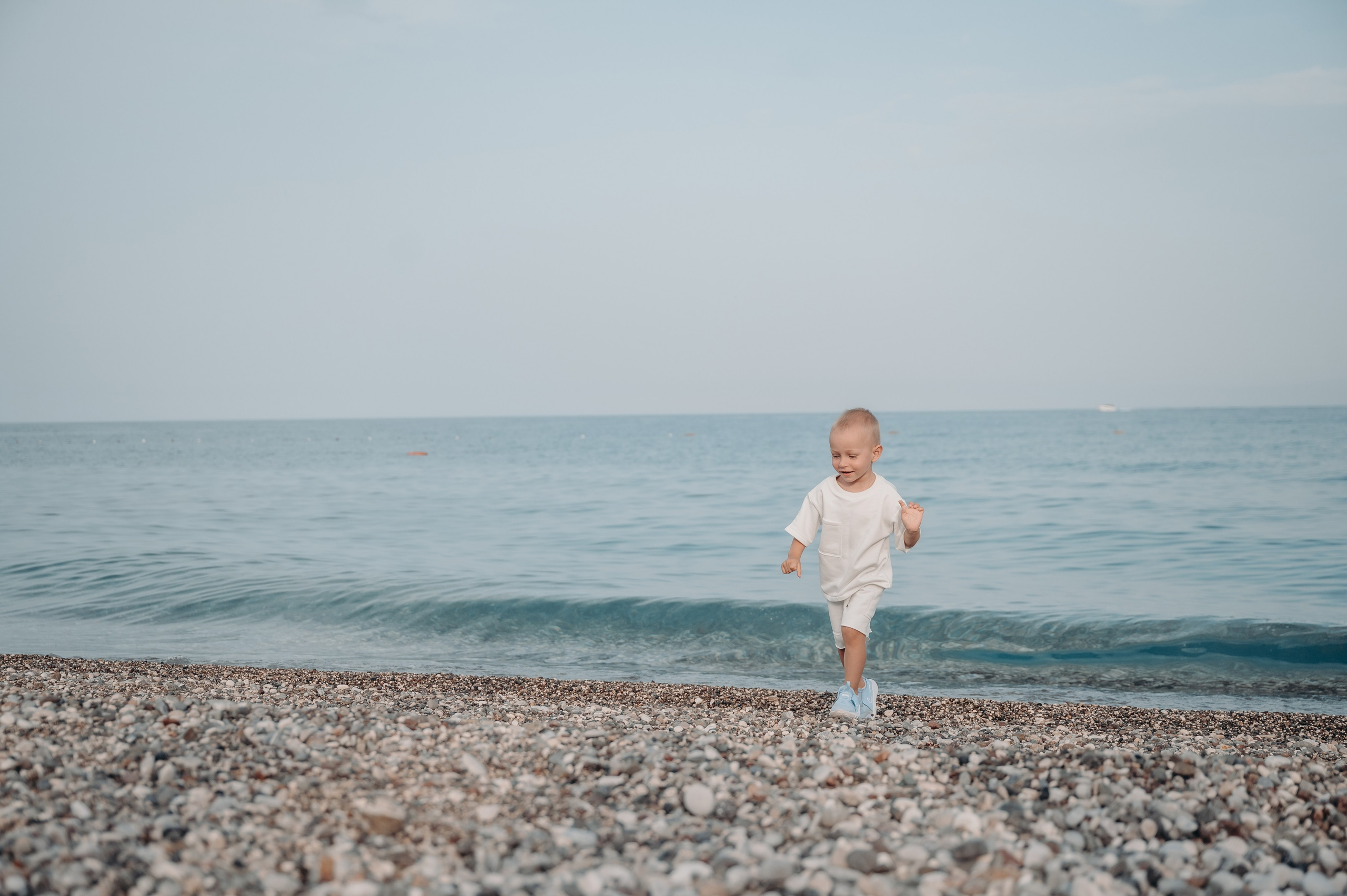На берегу Средиземного моря. Главная