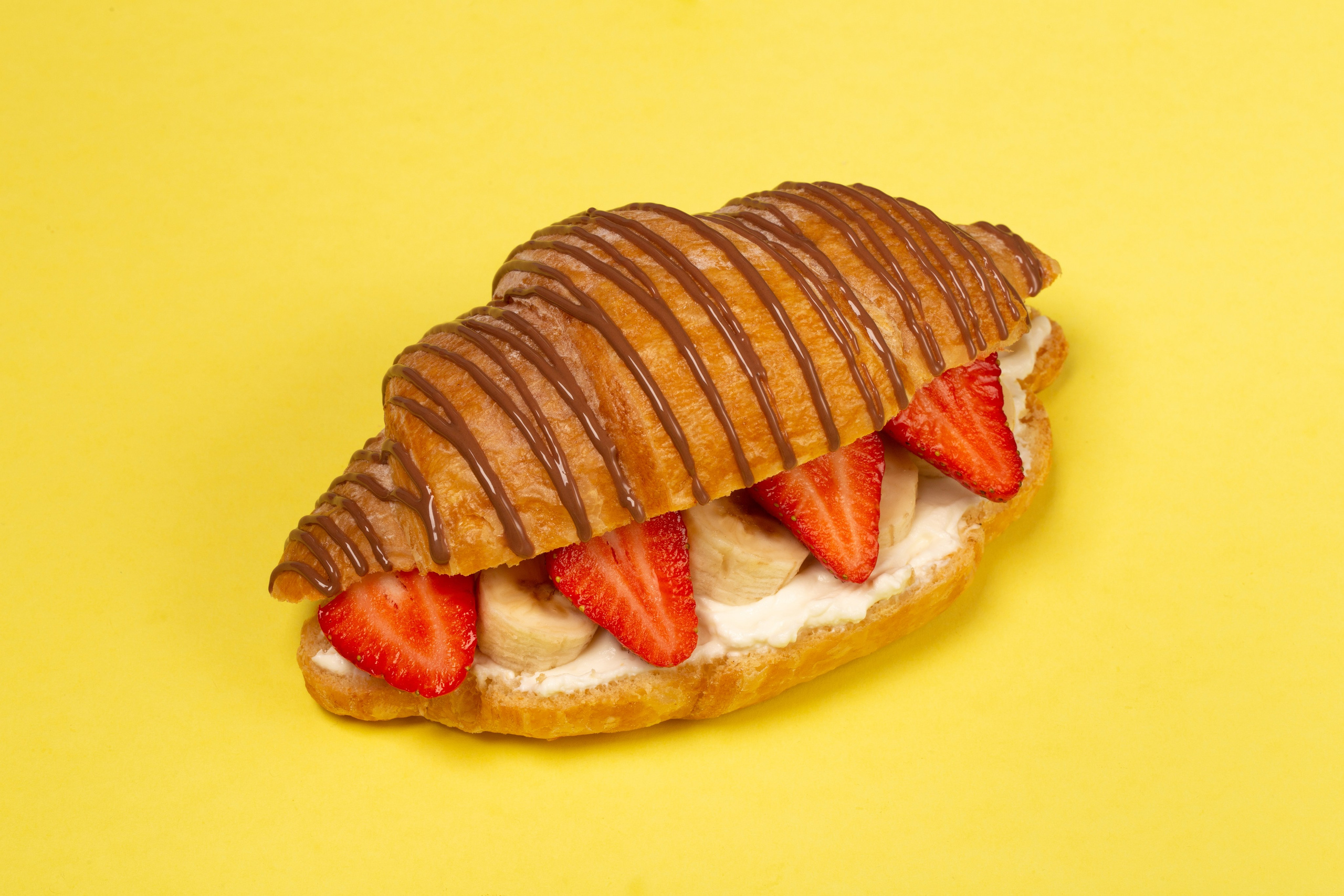 Профессиональная съемка фруктов и ягод в шоколаде на розовом, желтом, цветном фоне для кондитерской в Сочи для агрегаторов еды, для доставки. Предметный и фудфотограф в Сочи Дарина Погодаева