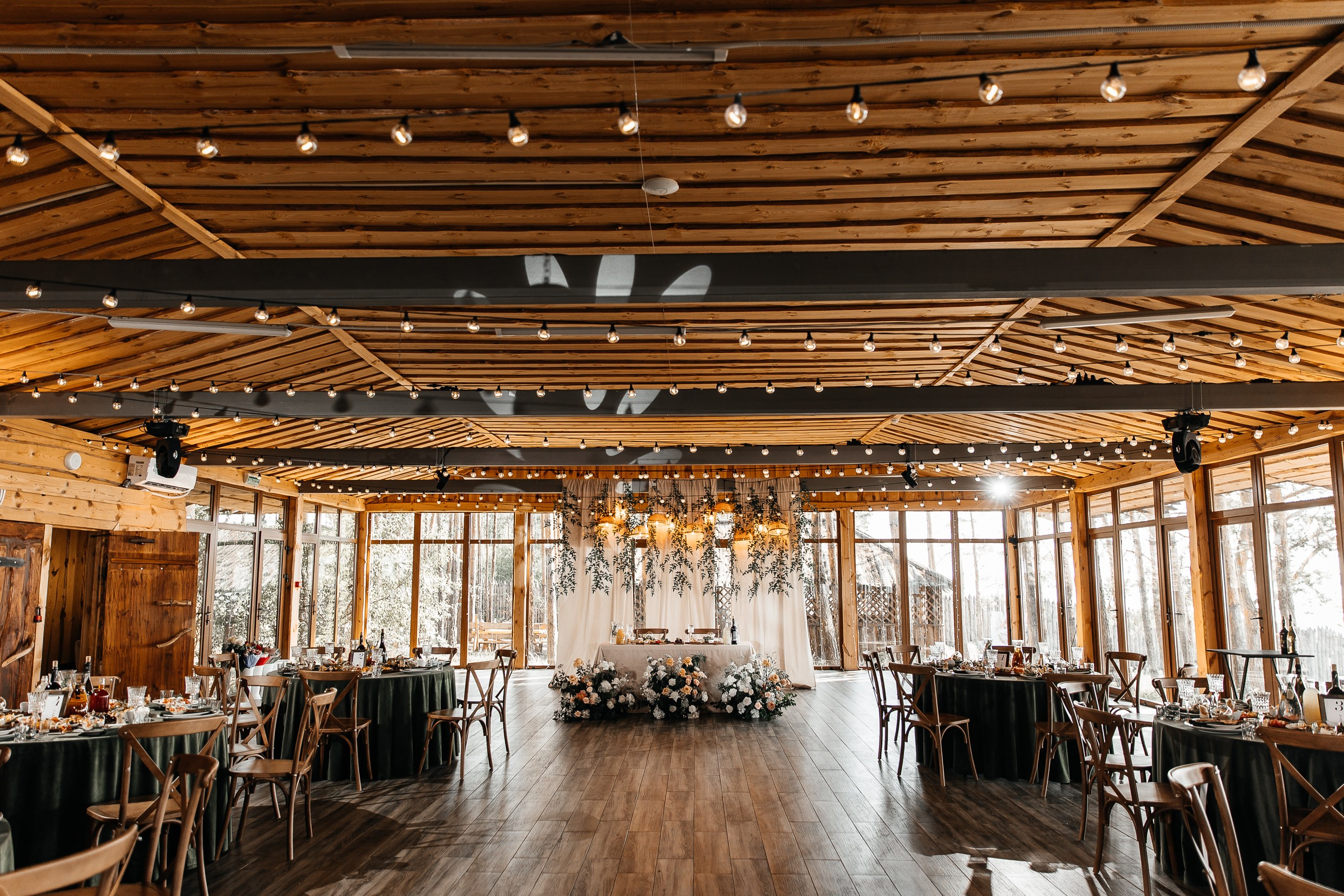 Здравствуйте! Я&nbsp;свадебный фотограф из&nbsp;Ульяновска, работаю в&nbsp;том числе по&nbsp;всей России и&nbsp;с&nbsp;выездом за&nbsp;границу. Снимаю свадьбы, lovestory, корпоративы, светский репортаж. Провожу обучение по&nbsp;фотографии, мастер-классы и&nbsp;воркшопы для других фотографов.