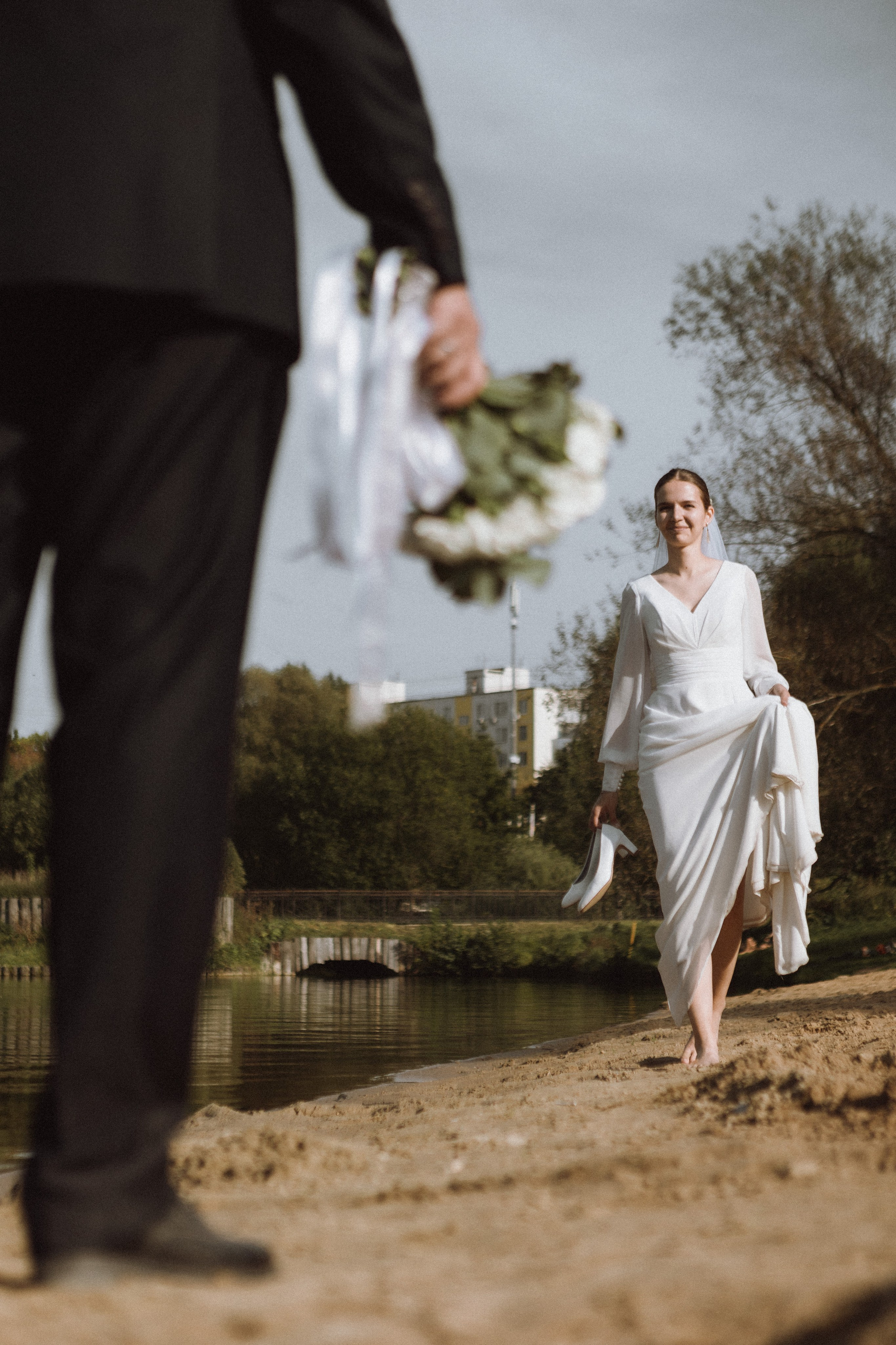 свадебная фотосессия на пляже, невеста босиком идет по песку, свадебный фотограф в Москве