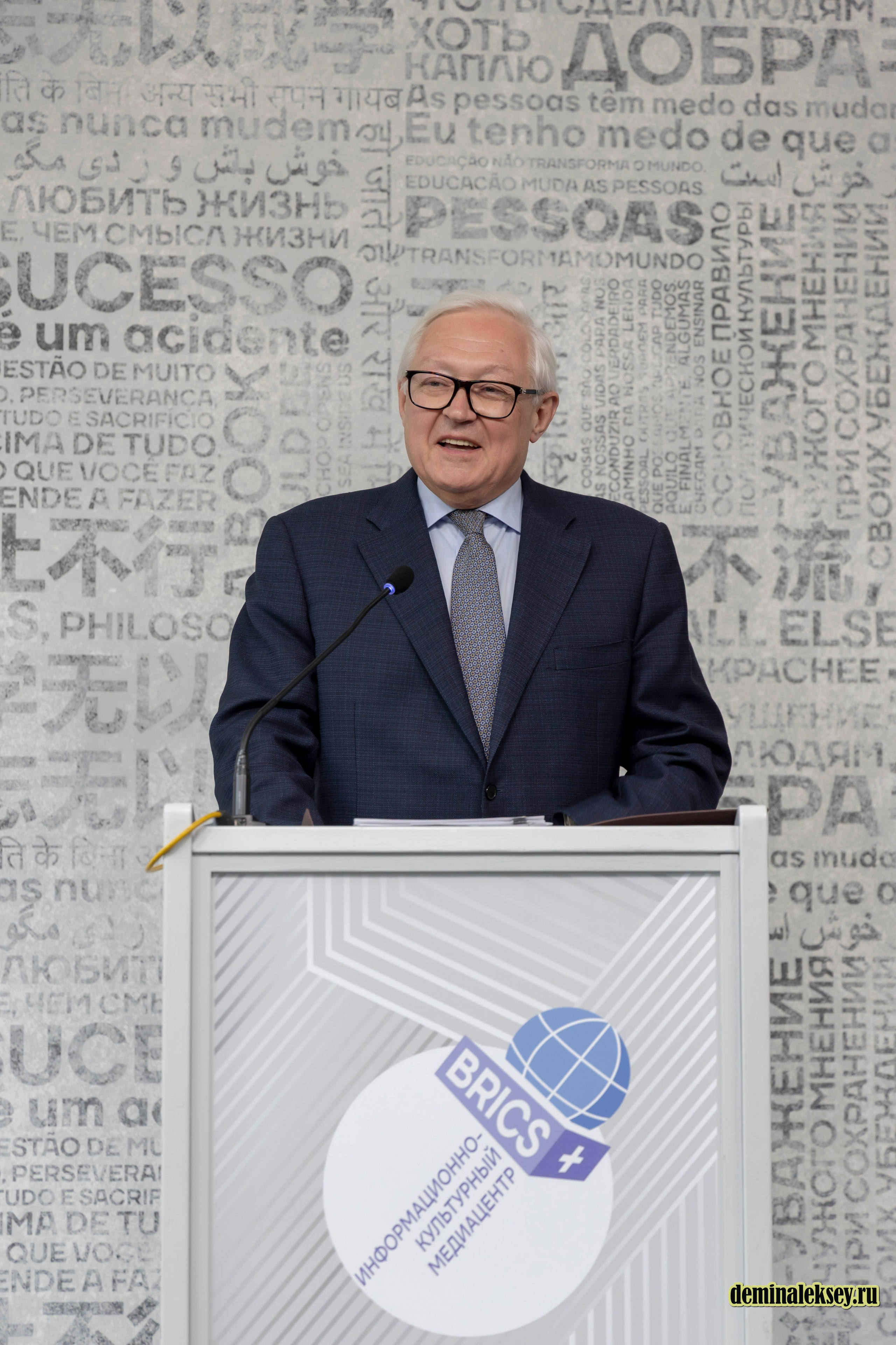 Экспертный круглый стол «День БРИКС» в «Иностранке». Репортажный, семейный и студийный фотограф в Москве Демин Алексей