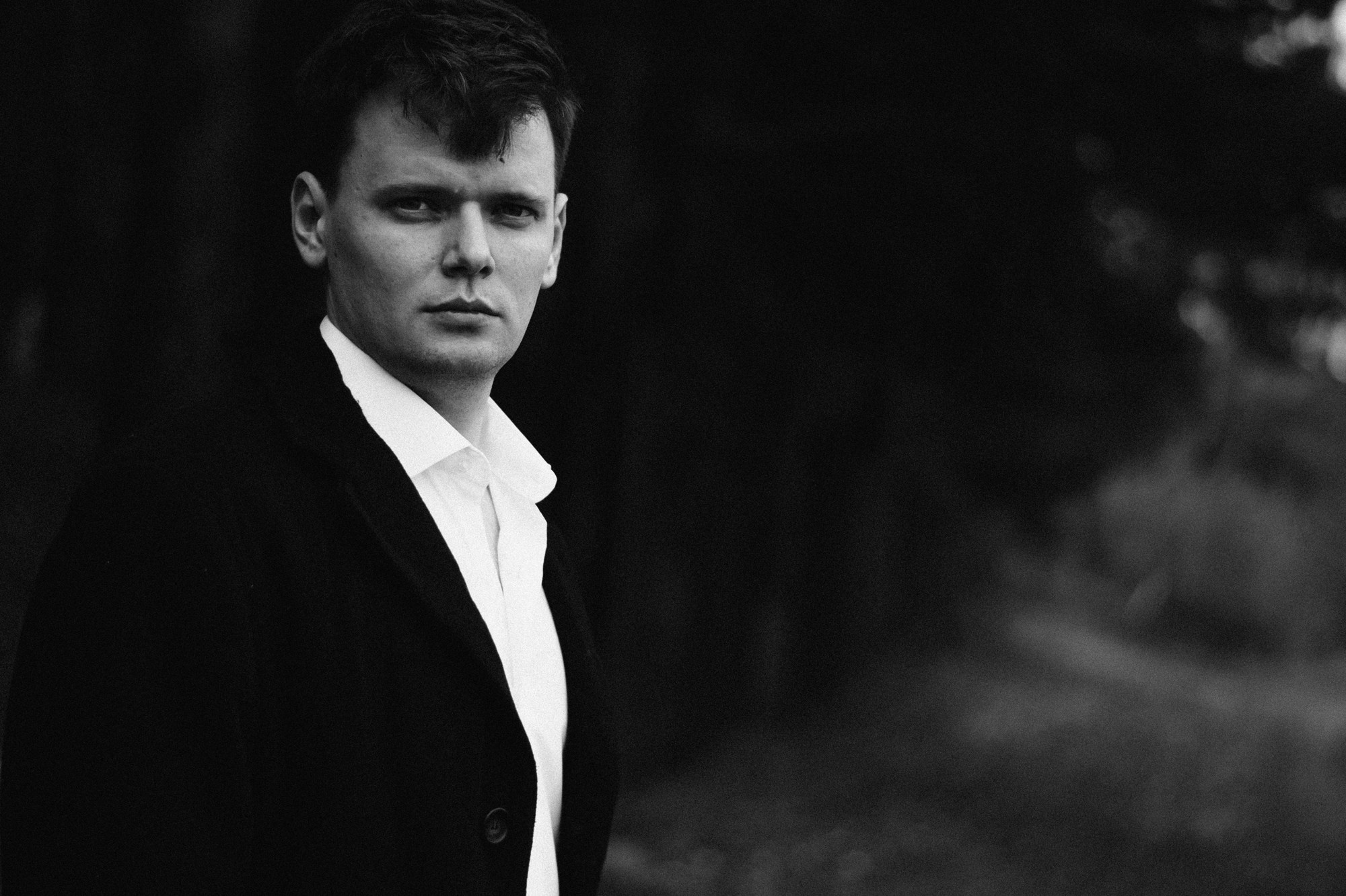 Черно-белая художественная фотография мужчина в пальто