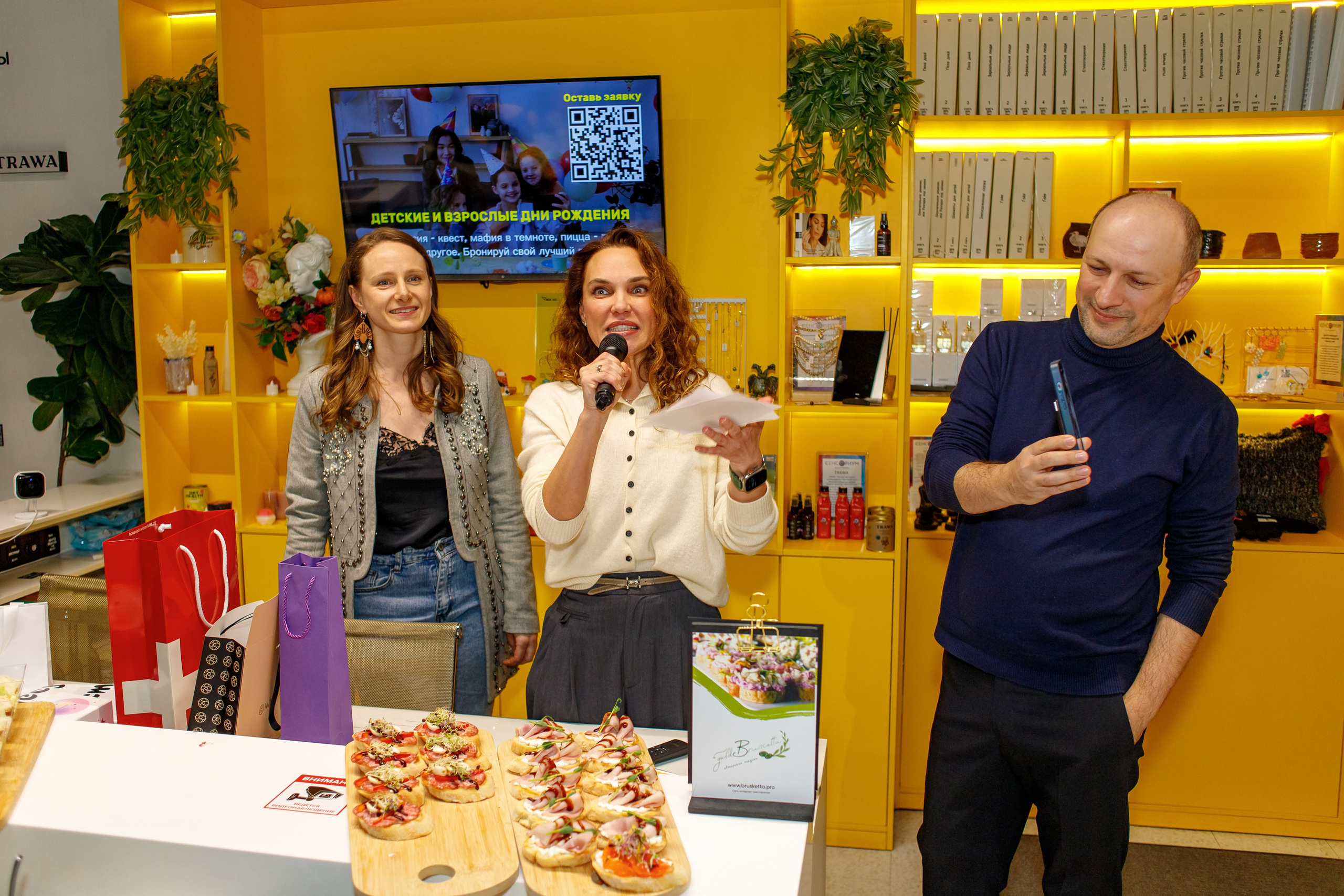 Владимир Вайнер и Наталья Кремнёва на открытии инклюзивной фотовыставки "Сила в каждом".