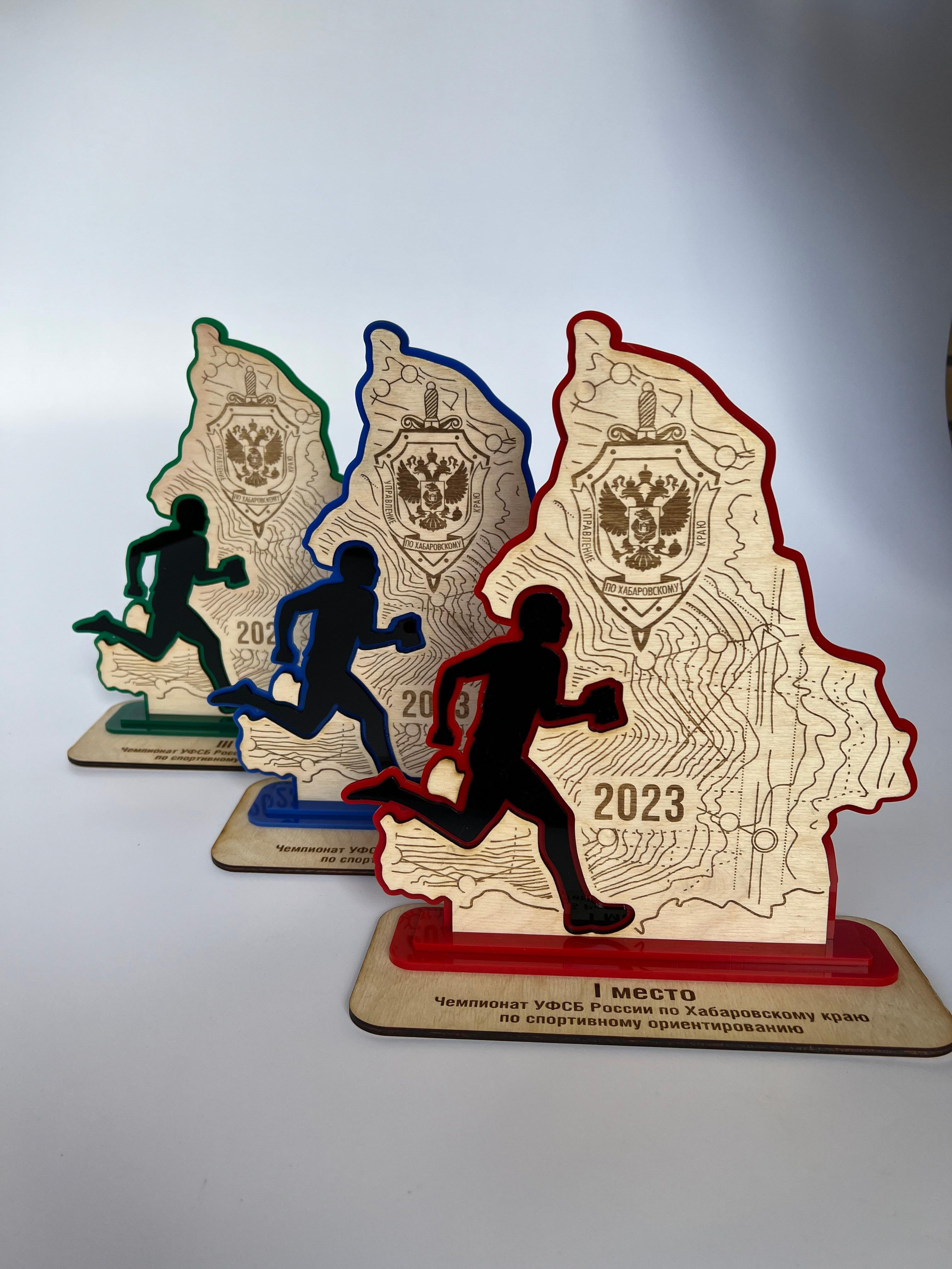 Фотографии офисных табличек, информационных стендов, вывесок