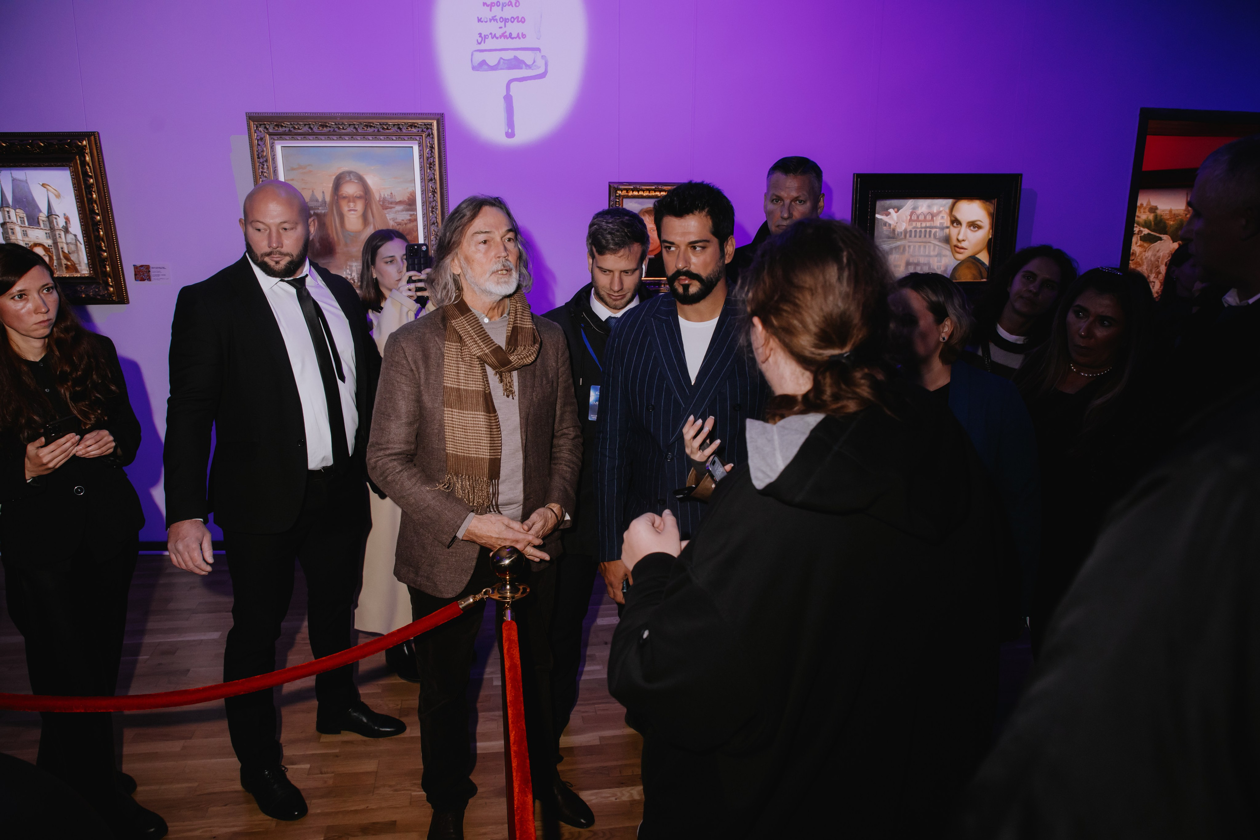 Бурак Озчивит посетил выставку Никаса Сафронова. Фотограф в Москве и Санкт-Петербурге Дарина