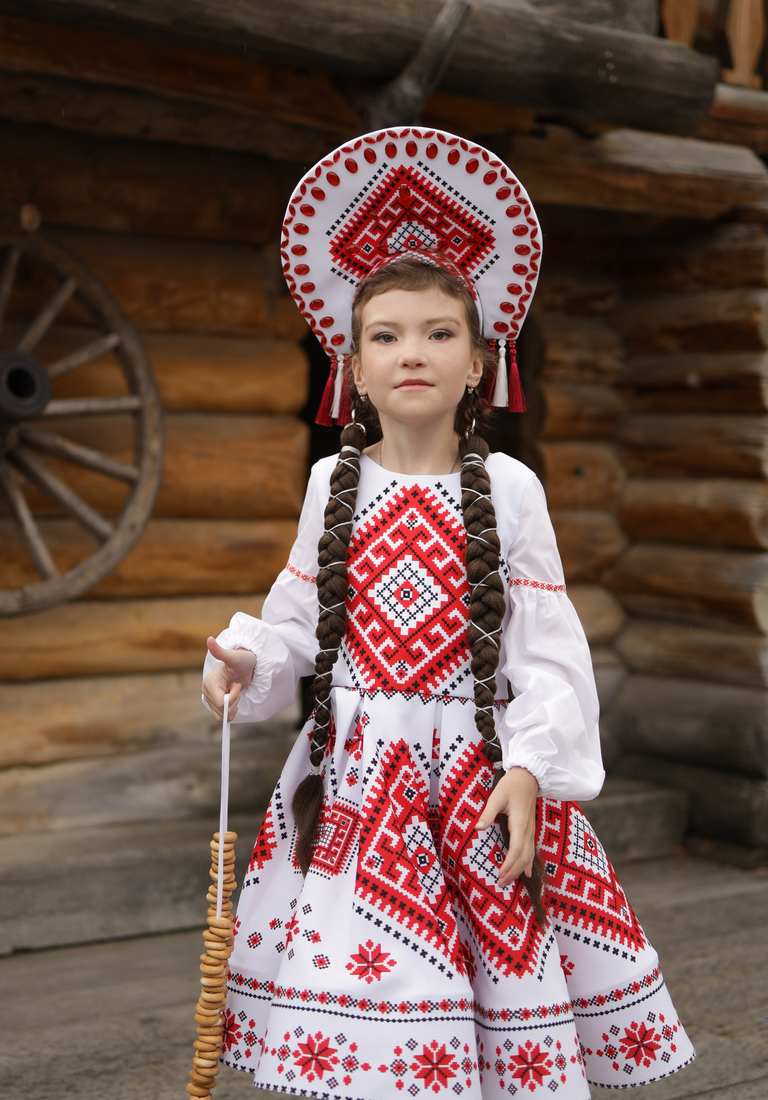 Платье с белорусским орнаментом, подойдёт на девочку ростом 122-128 см. В комплекте с большим кокошником. Стоимость аренды 3000р. сутки.