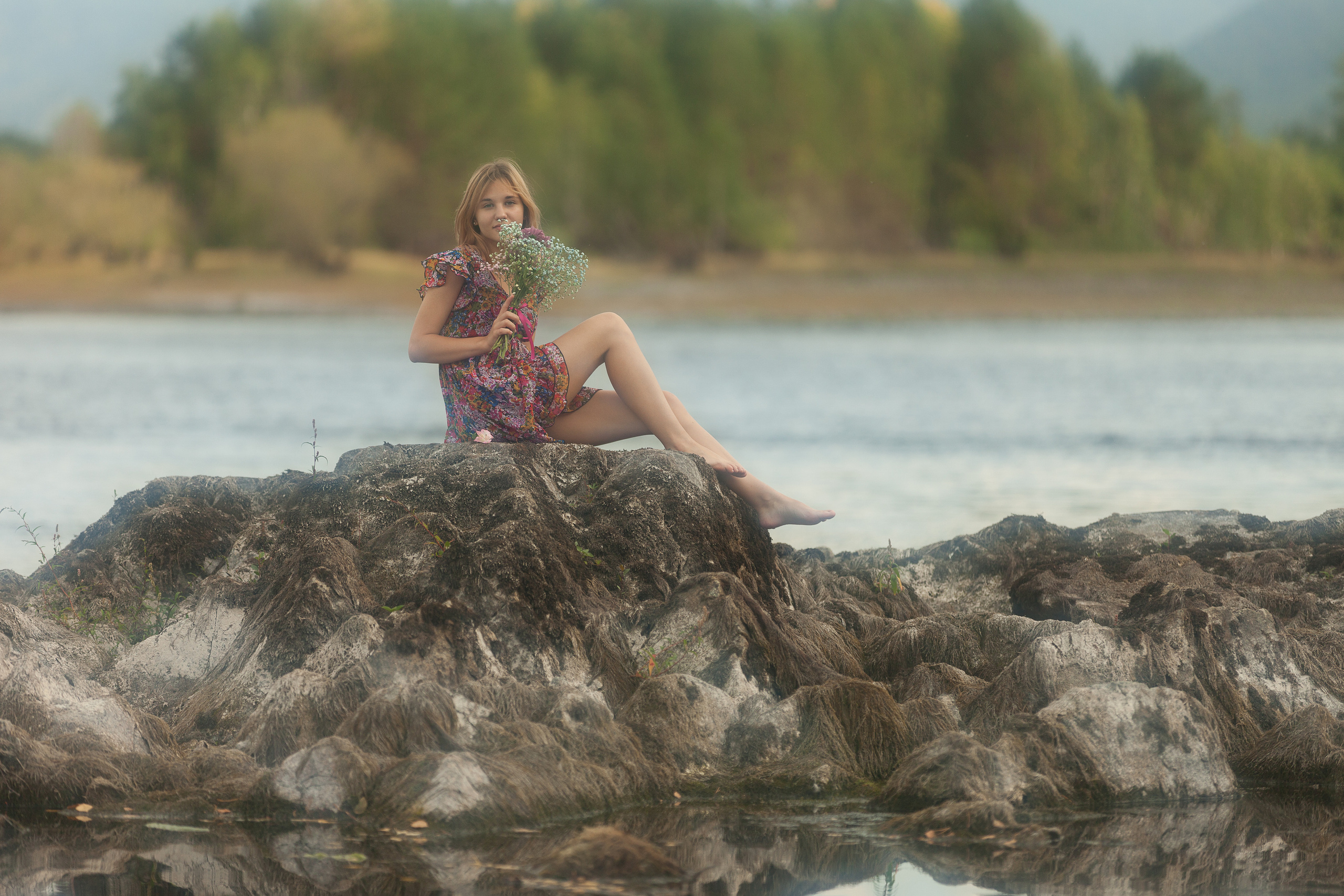 Девушка с цветами у реки, фотограф Иван Зиновьев 