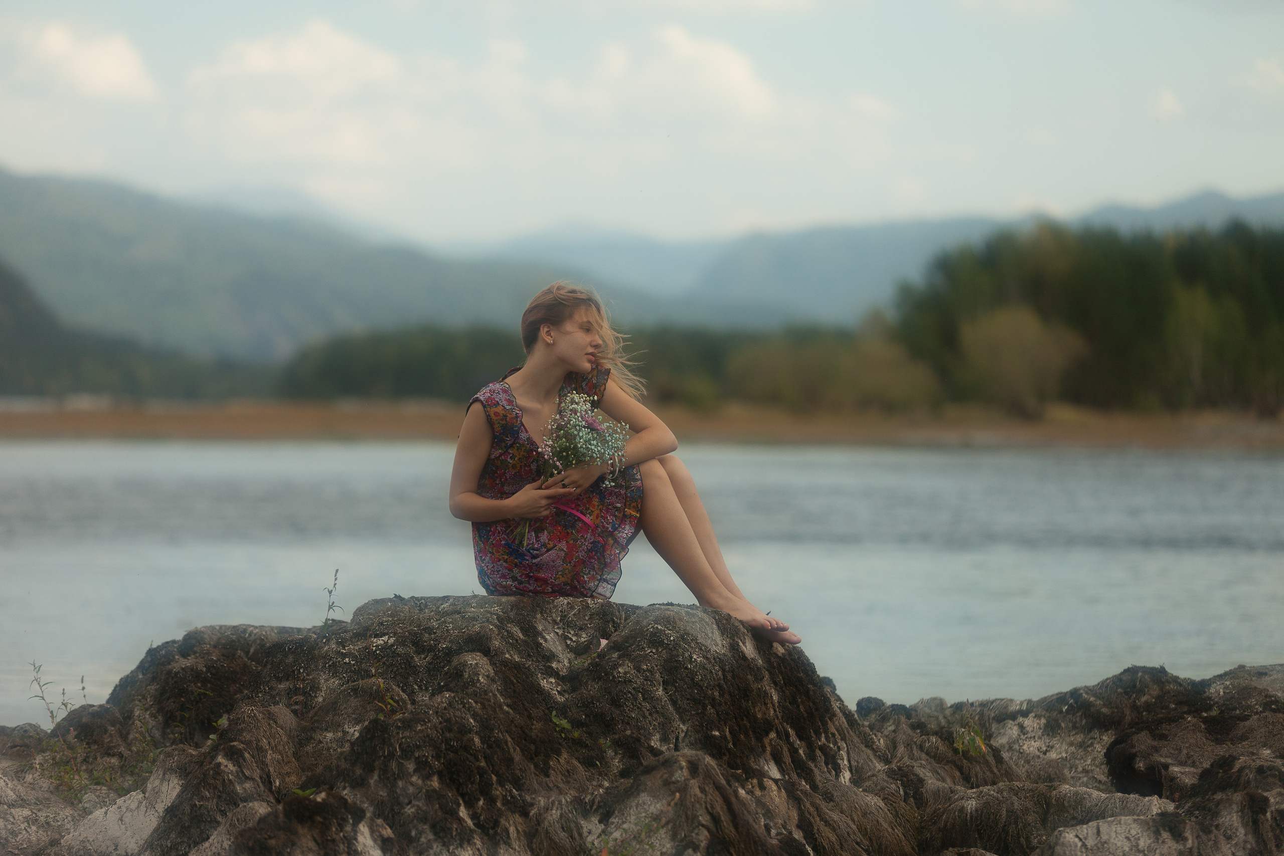 Карина сидящая на камнях у реки, фотограф Иван Зиновьев 