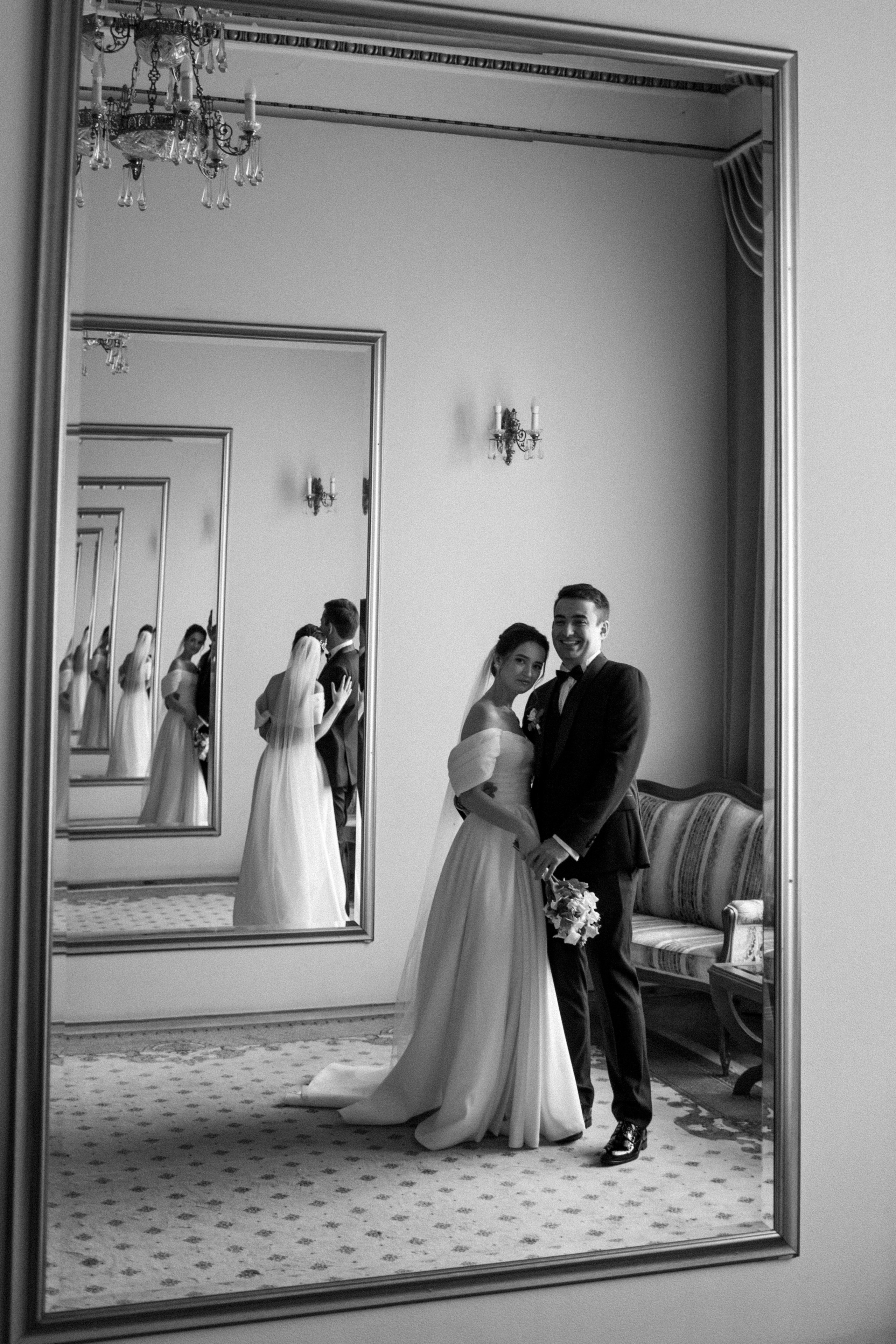 Интересная черно-белая фотография, молодожены в зеркале.
