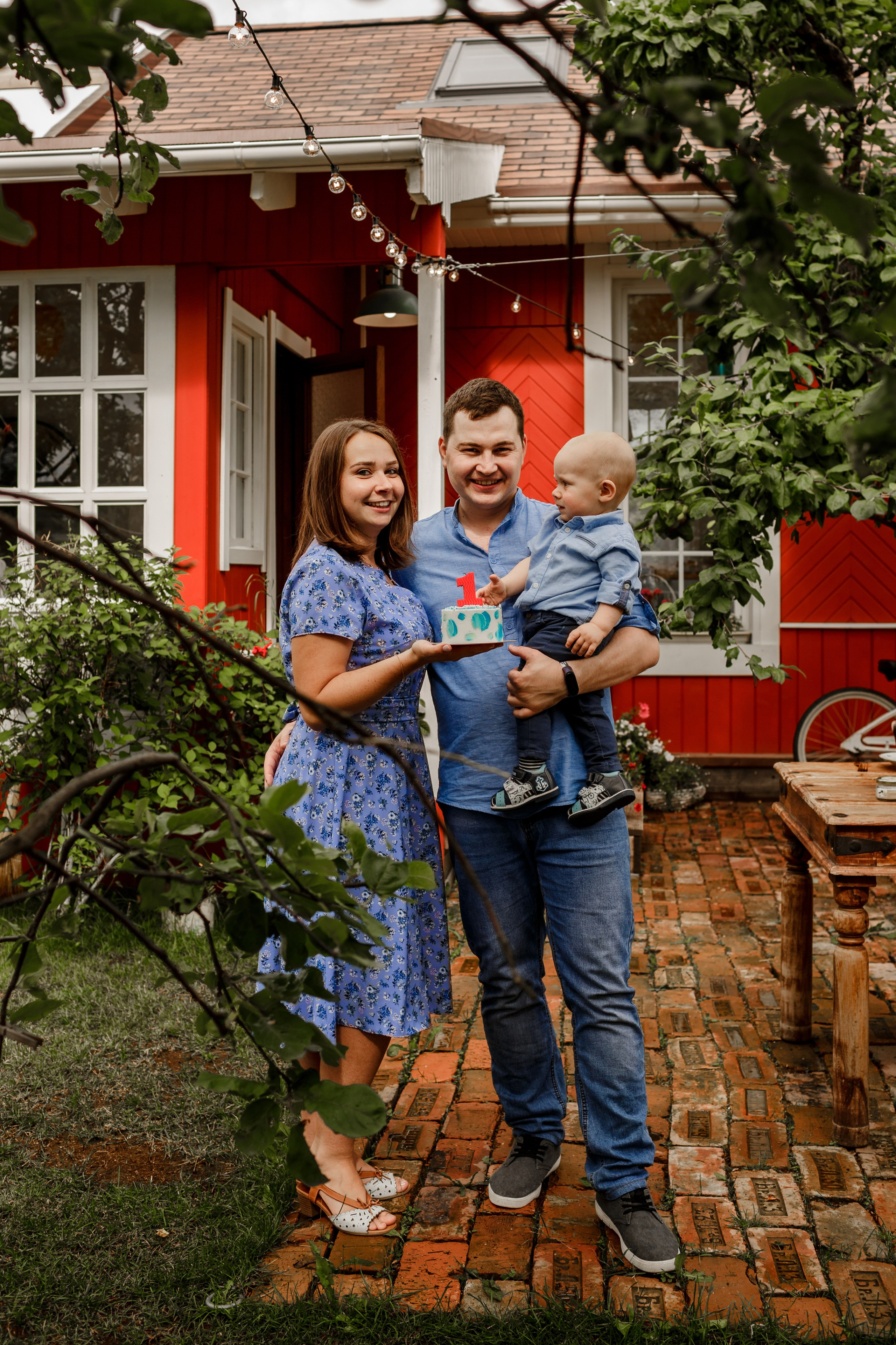 Летняя фотосессия семьи у красного домика 