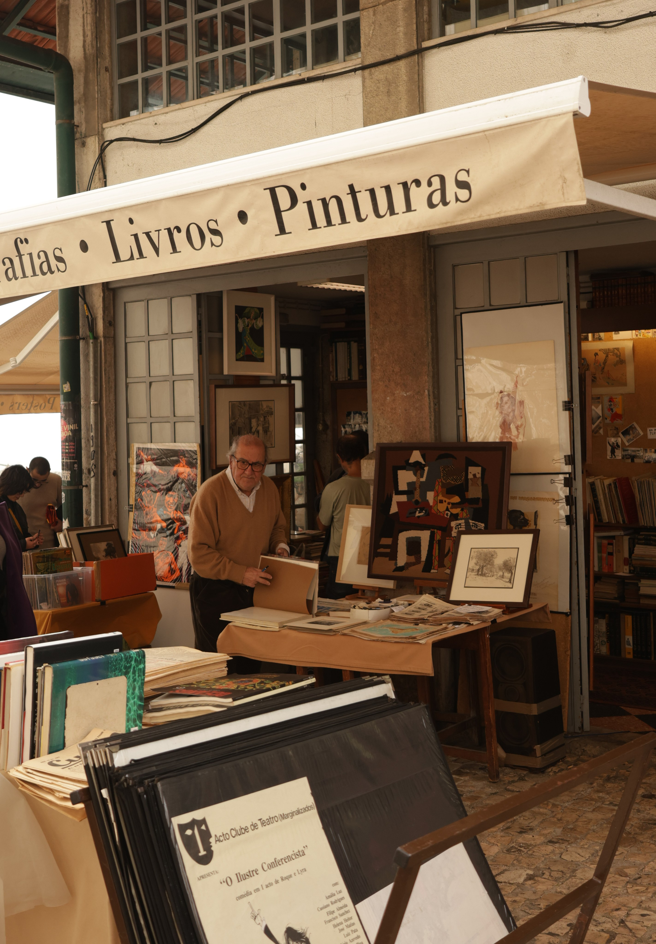 Lisbon, fleamarket. Magic photos