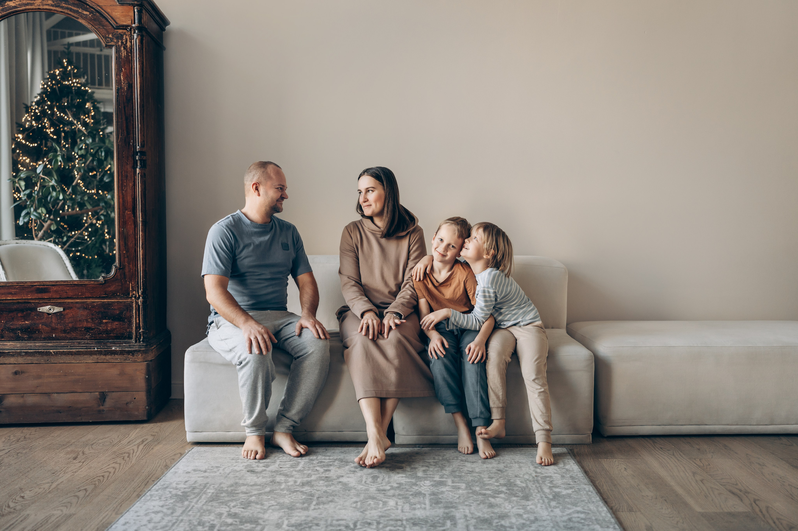 Семейная фотосессия в студии. Детский, семейный и ньюборн фотограф в Москве Юлия Шуарт