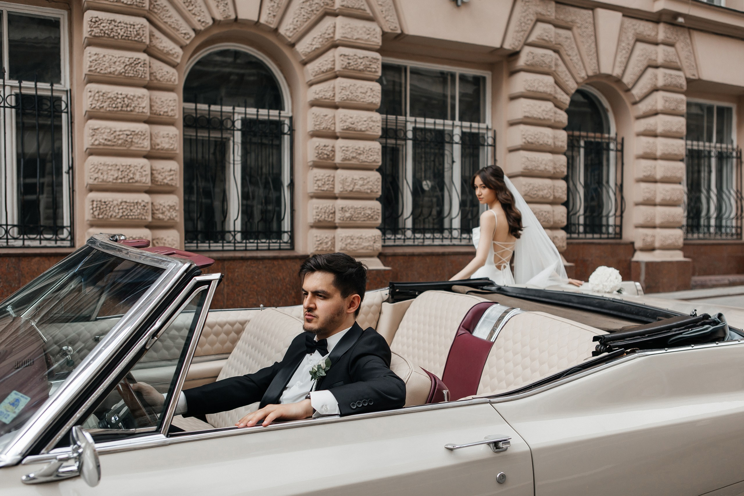 Свадебная фотосессия в кабриолете кадиллак