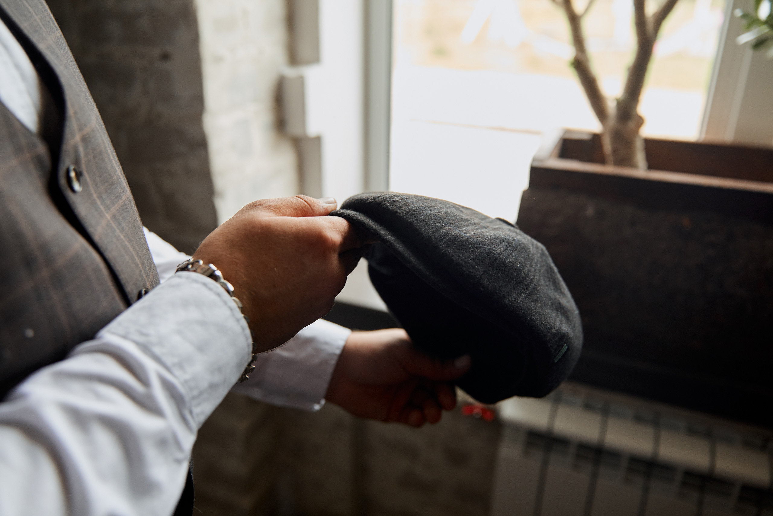 бескозырка в руках жениха