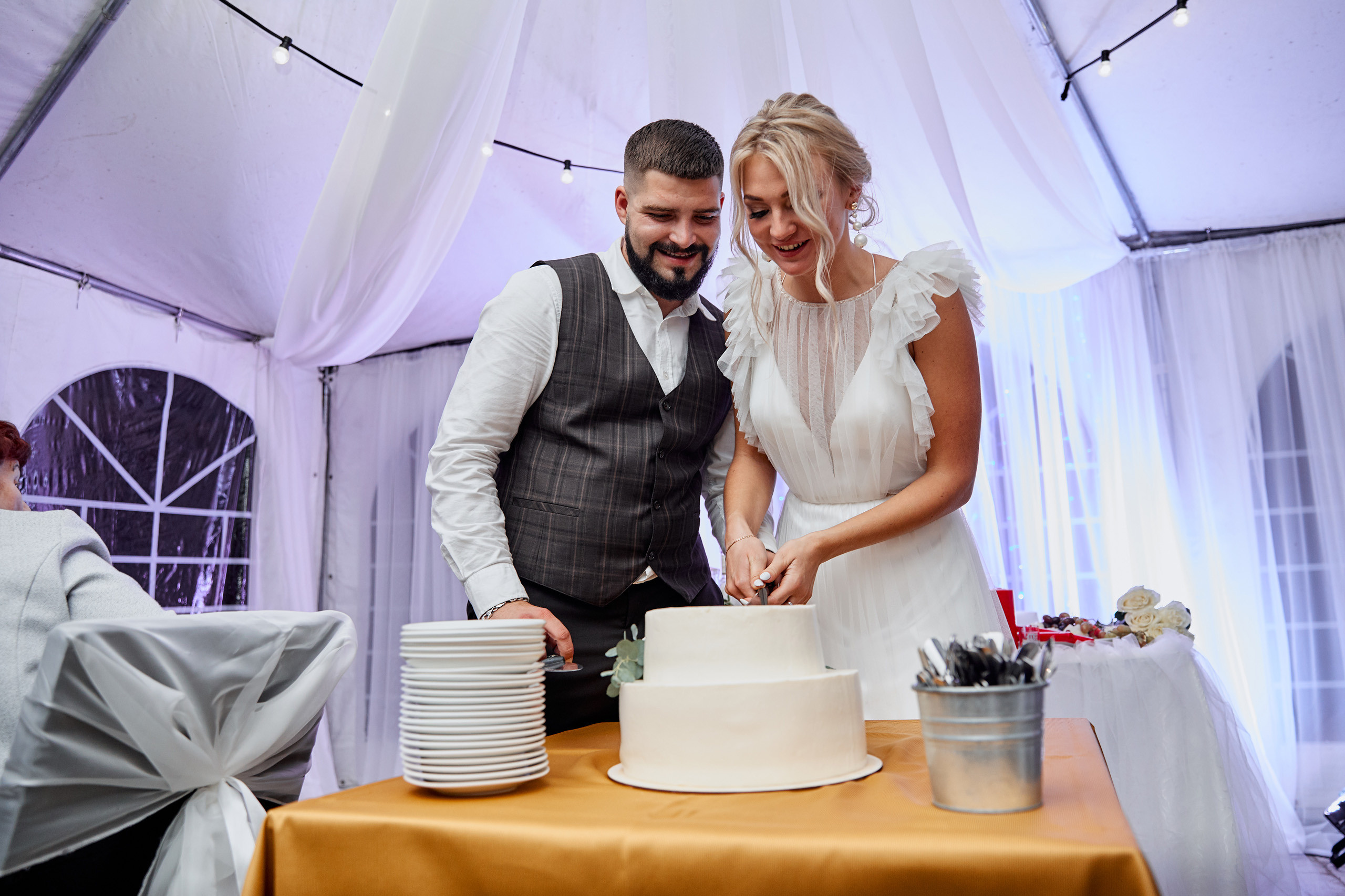 разрезание свадебного торта