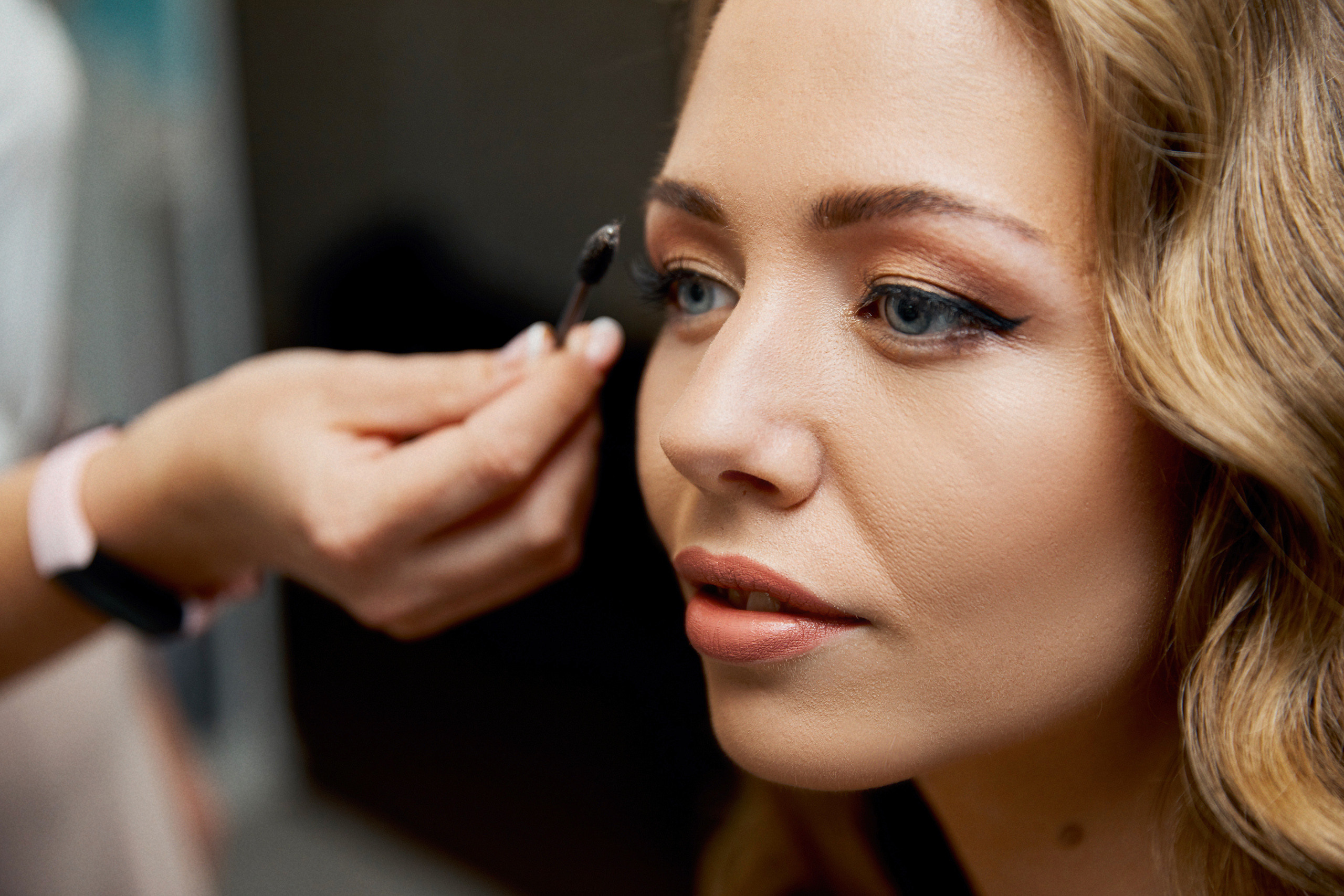 делают макияж невесте удлиняя ее ресницы  