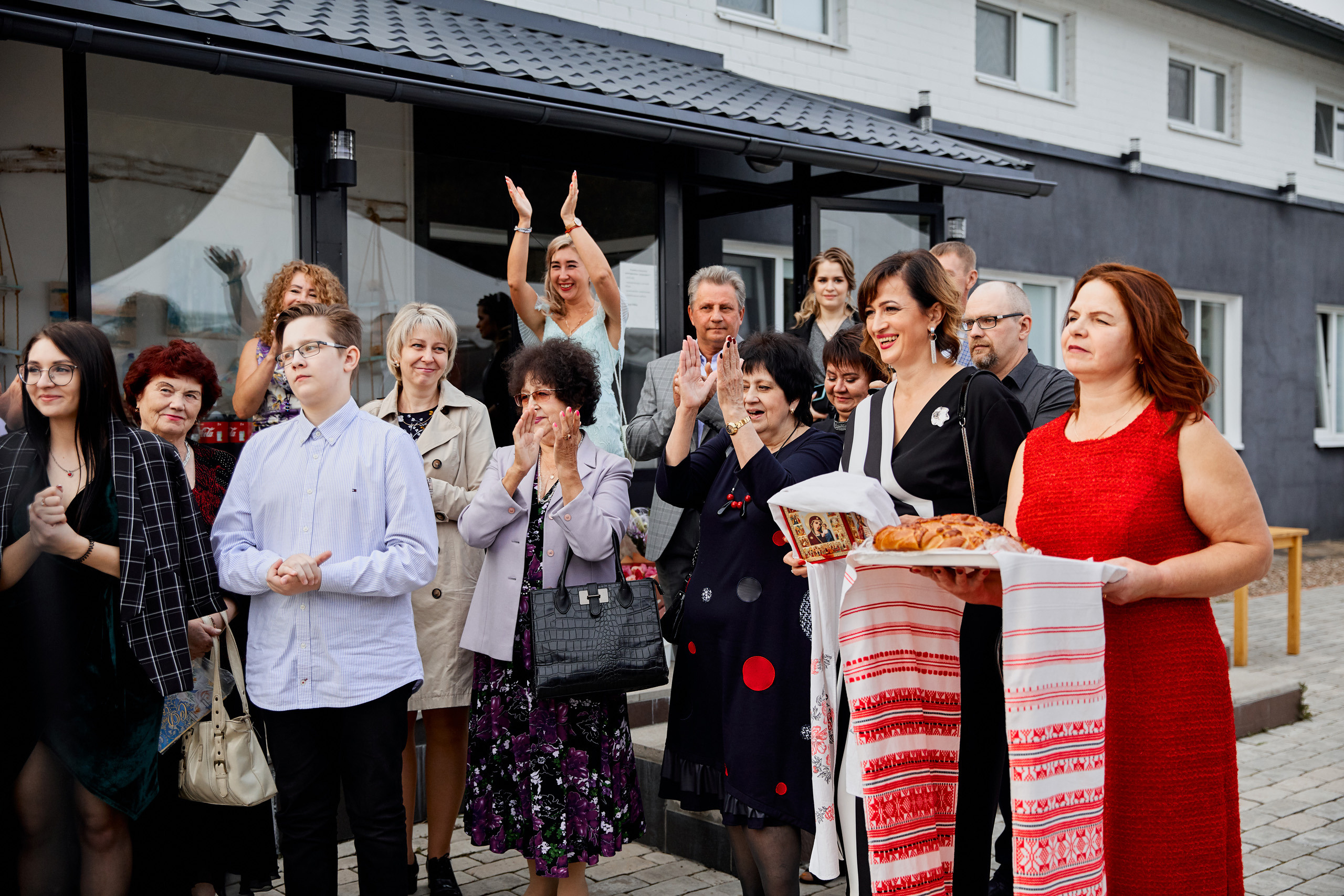 родители встречают молодожёнов с хлебом и солью 