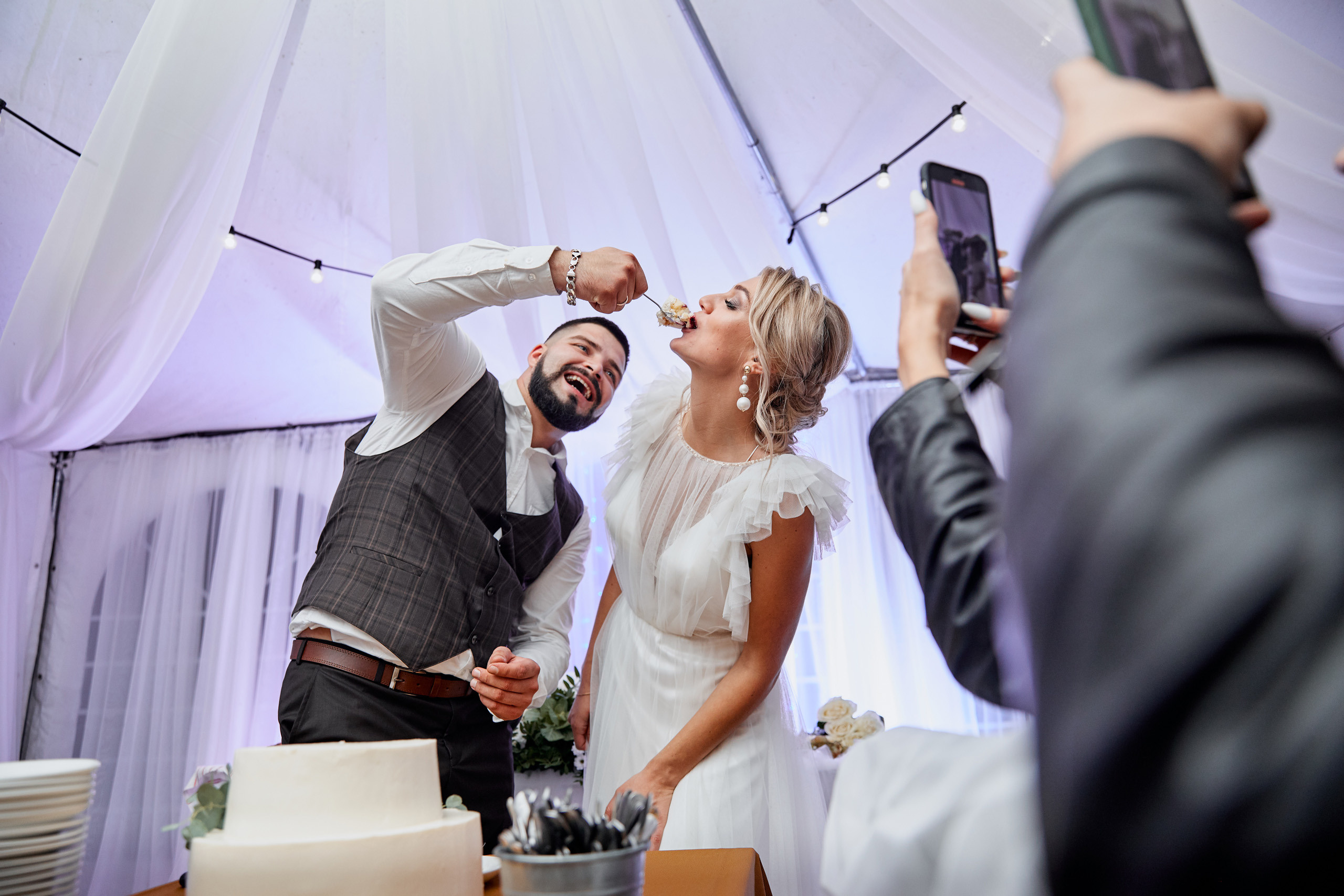 женихи кормит невесту тортом с ложки и смеется