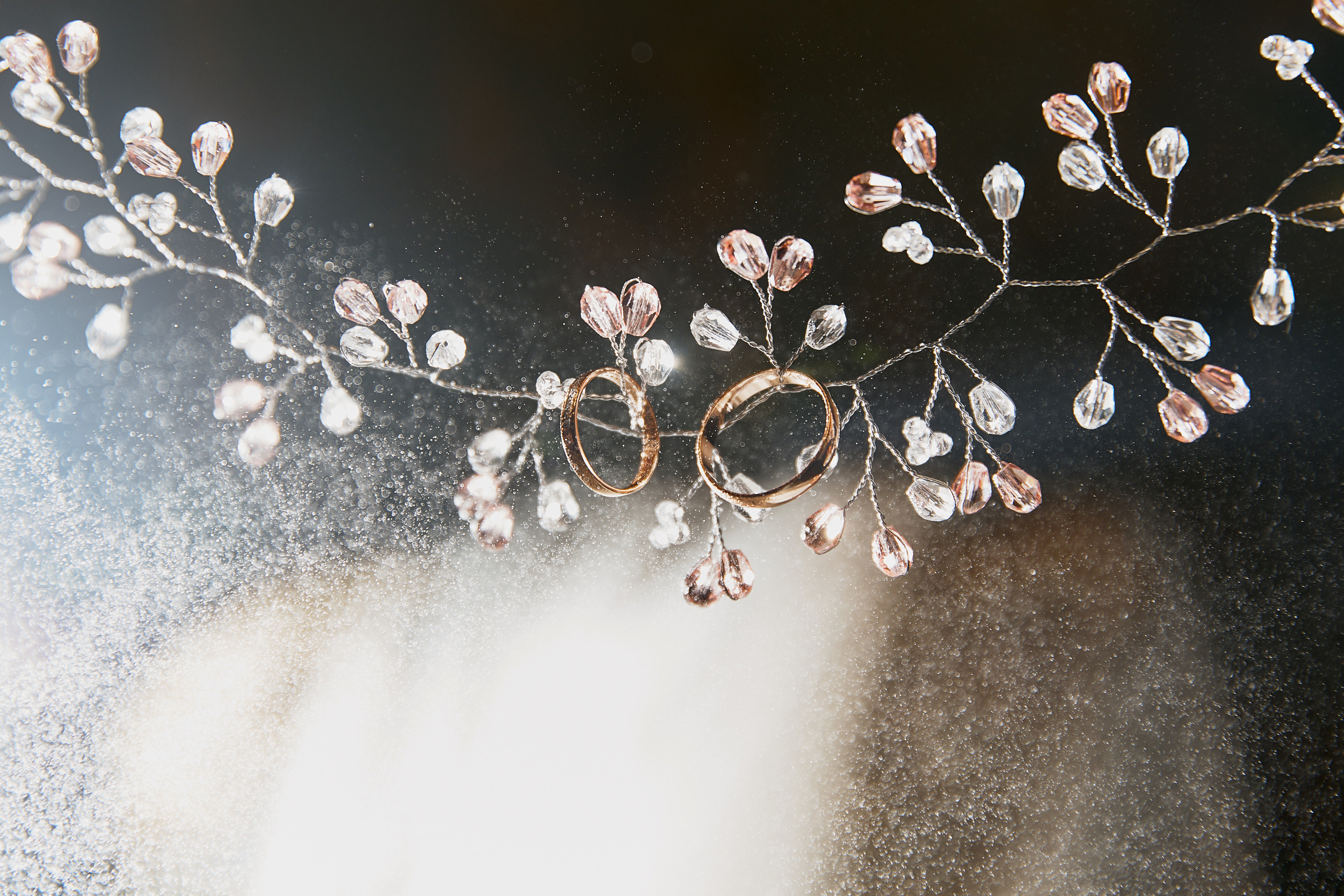 обручальные кольца с красивой задумкой фотографа опрыскать их водой