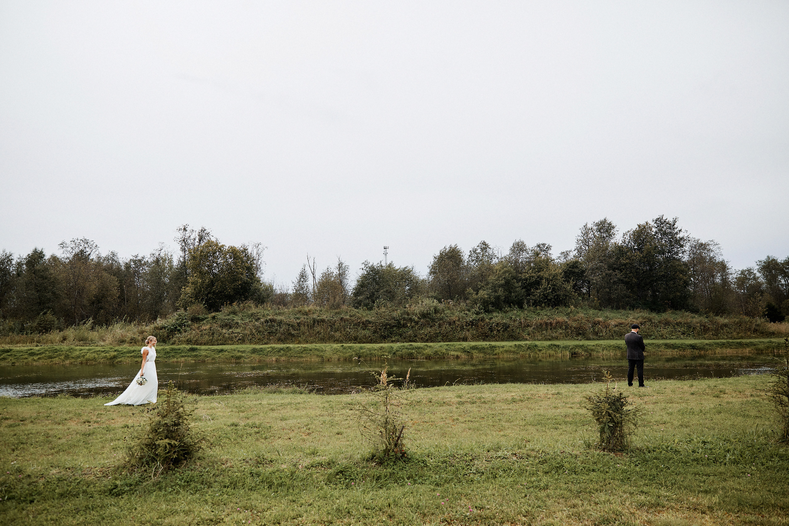 невеста идет к жениху по берегу озера в Эко-Усадьбе-Никольское