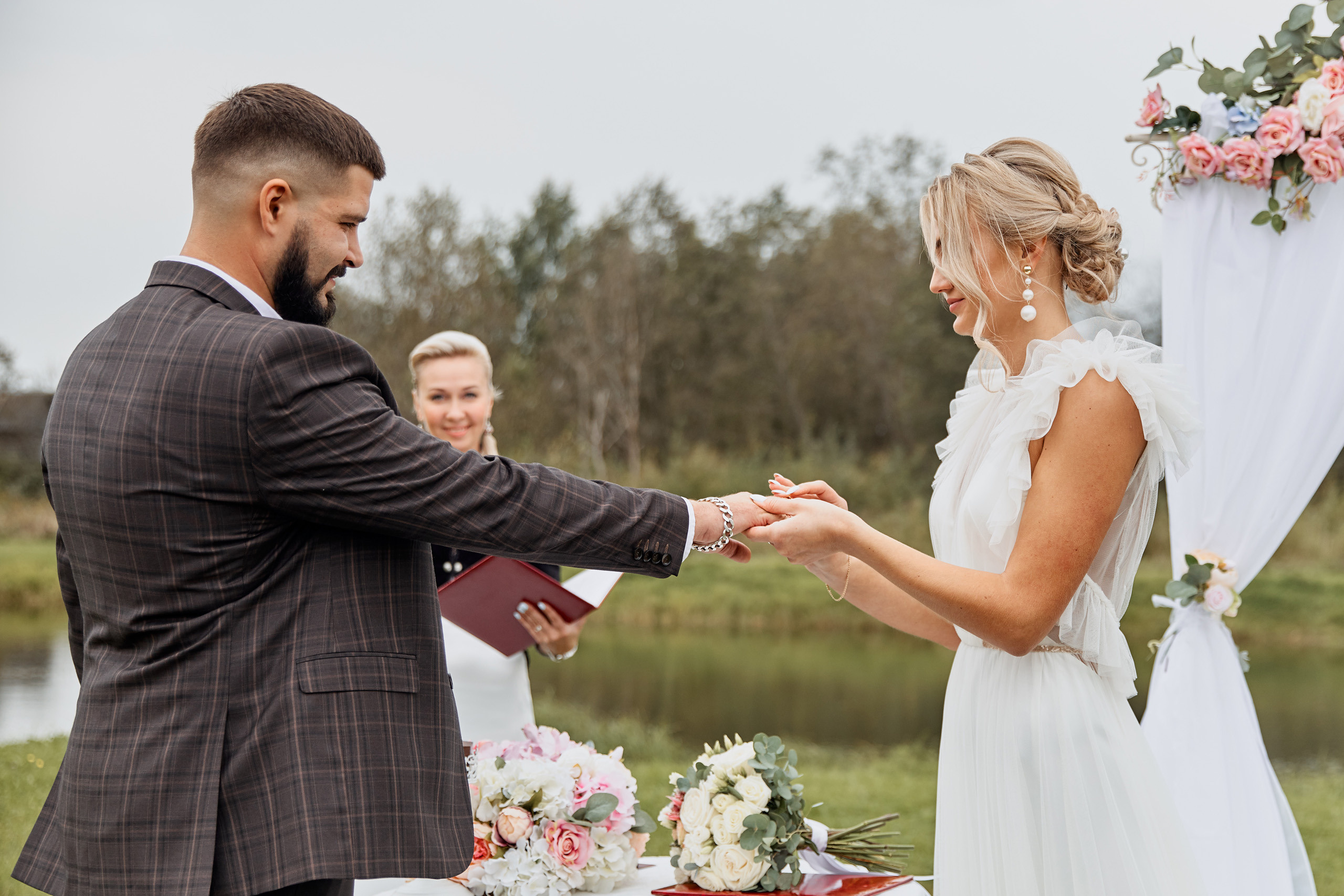 невеста одевает кольцо на палец жениха