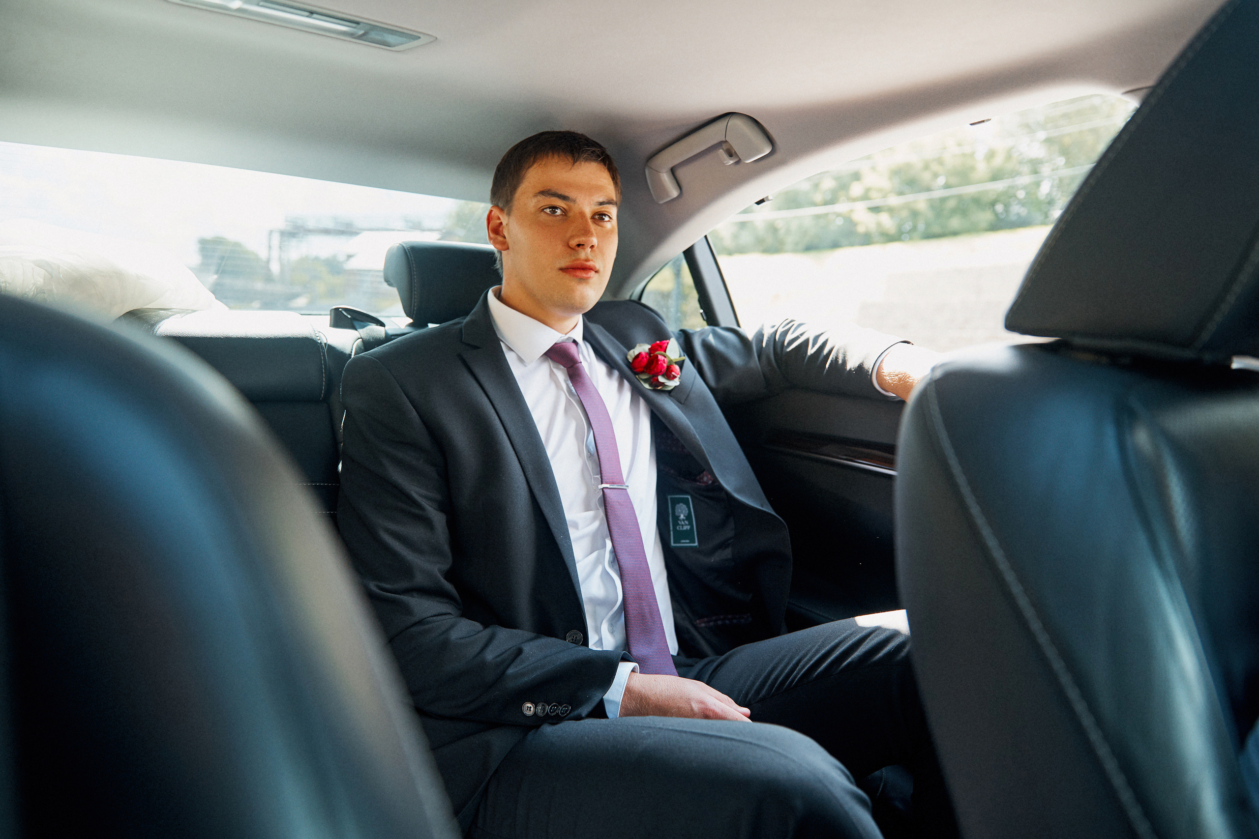 жених едет один в машине на роспись в загс
