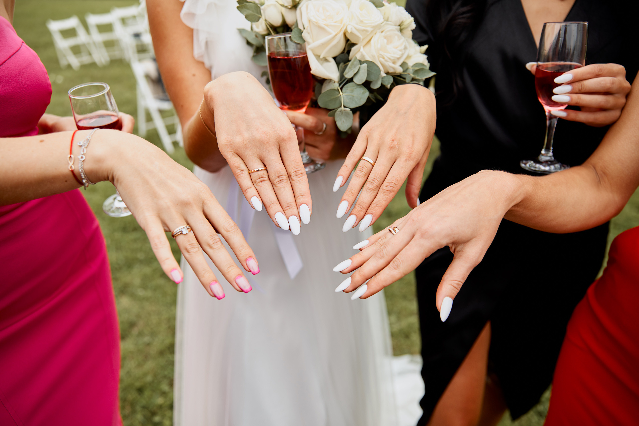 обручальные кольца на пальчиках подружек