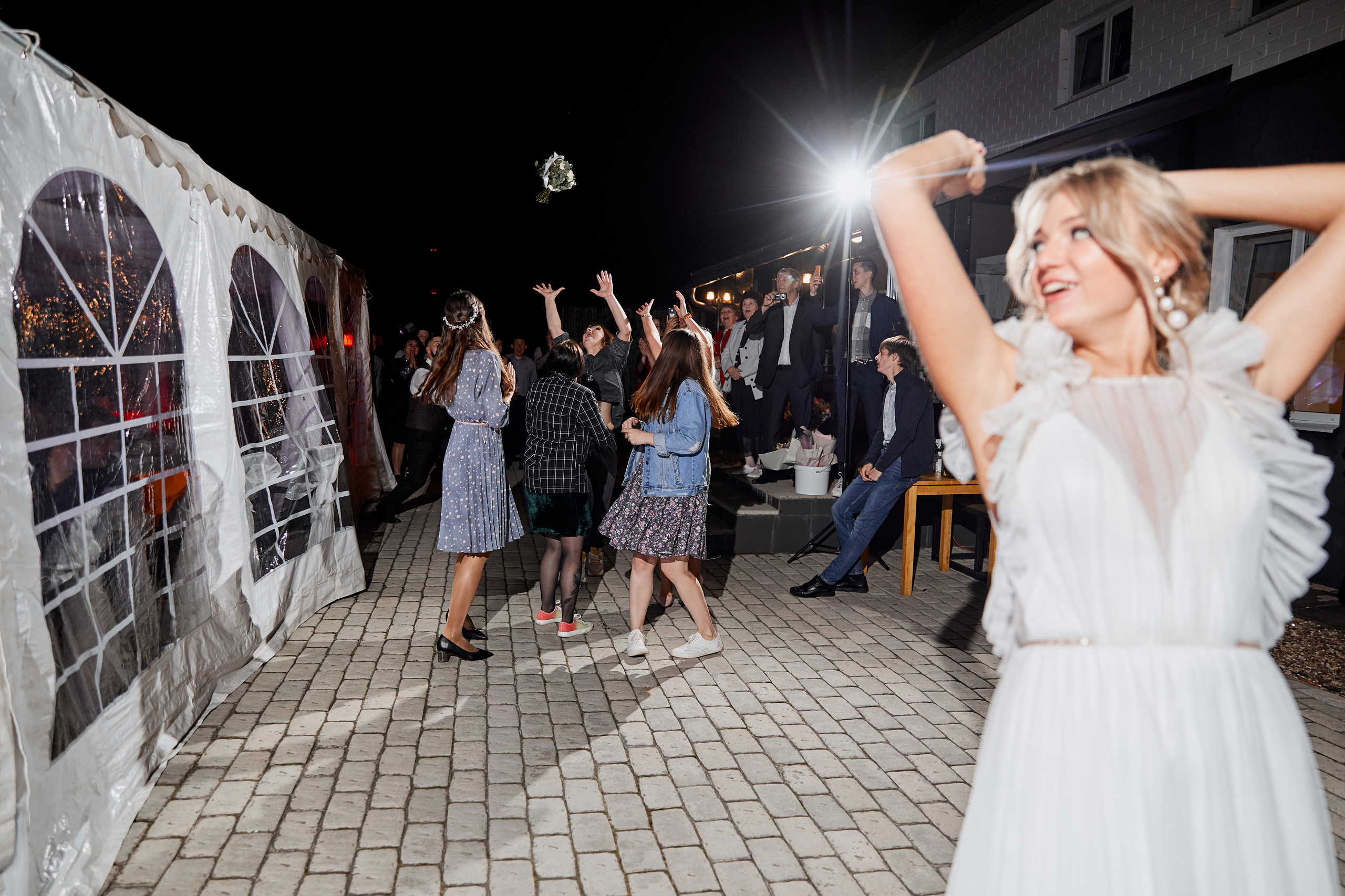 невеста кидает букет подружкам