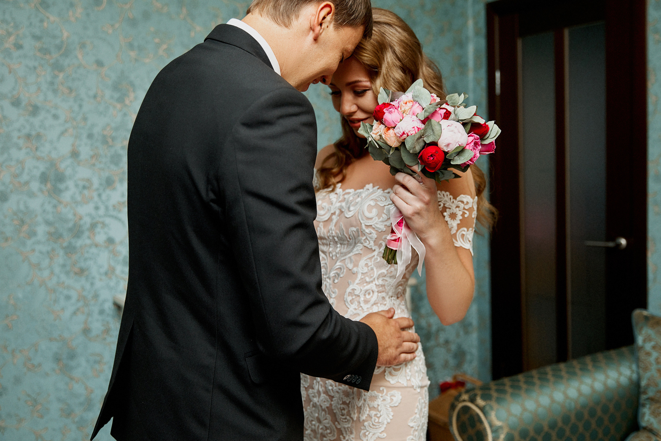 молодые улыбаются и радуются своему счастью