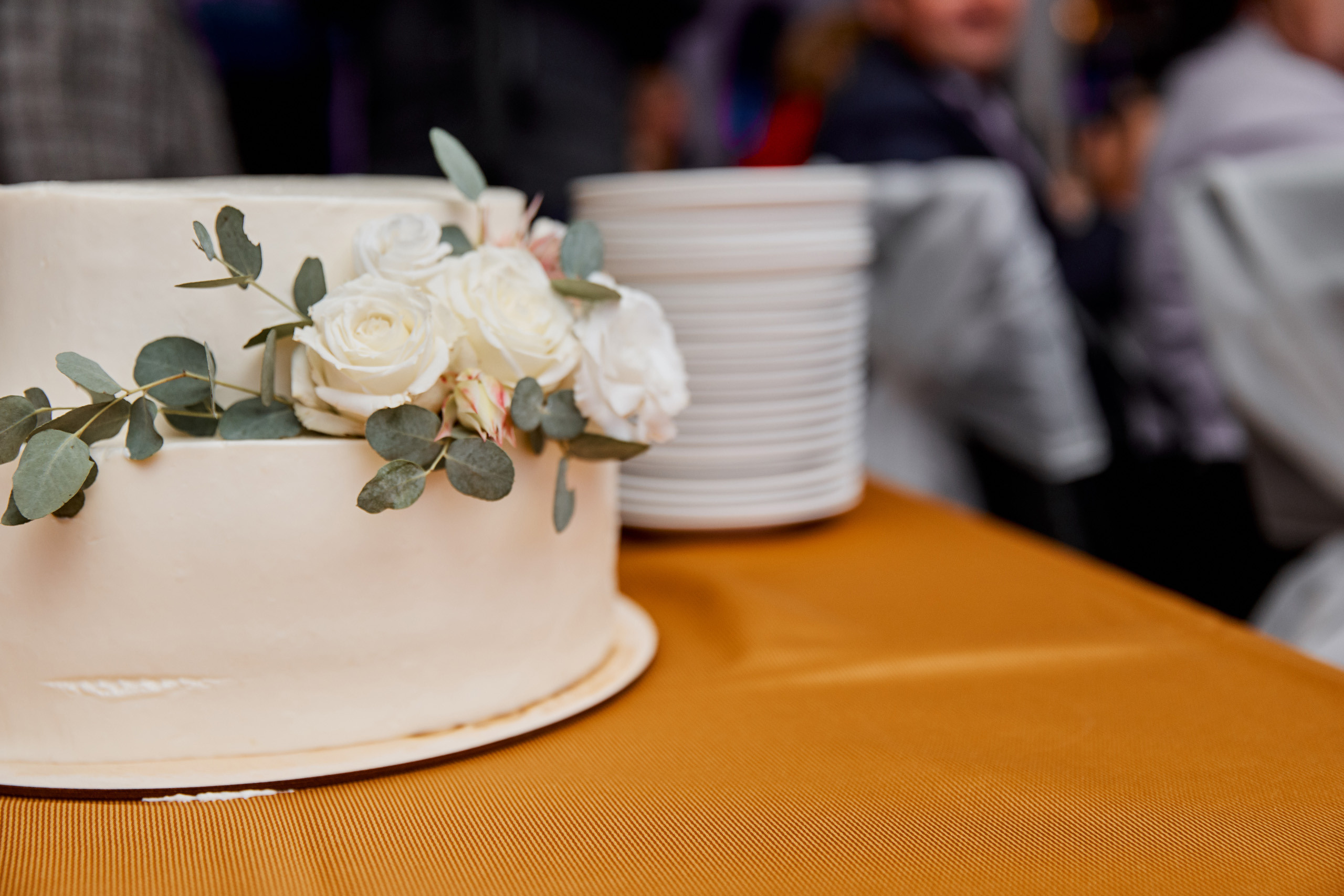 свадебный торт с живым декором из цветов